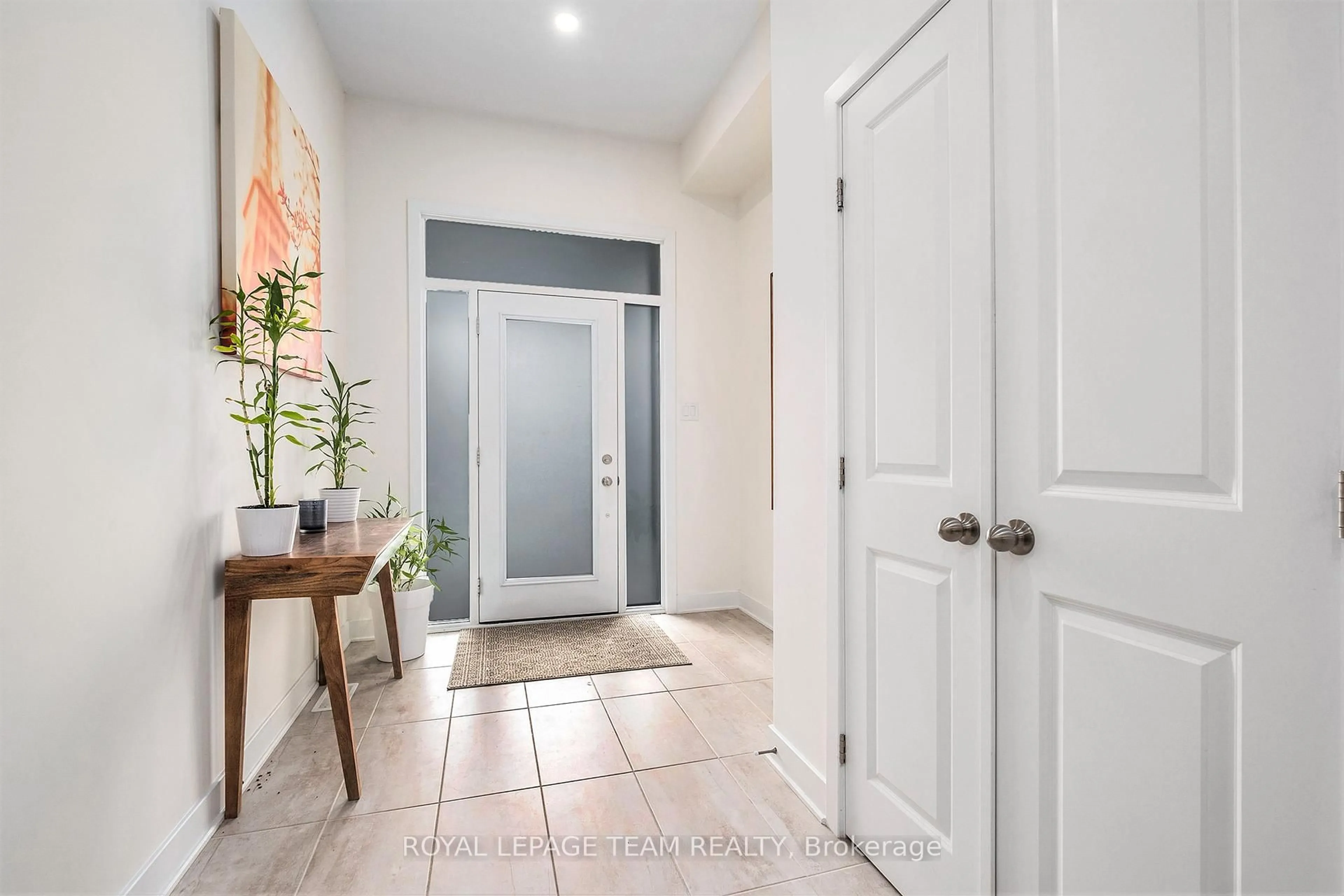 Indoor entryway for 574 Triangle St, Ottawa Ontario K2V 0M1