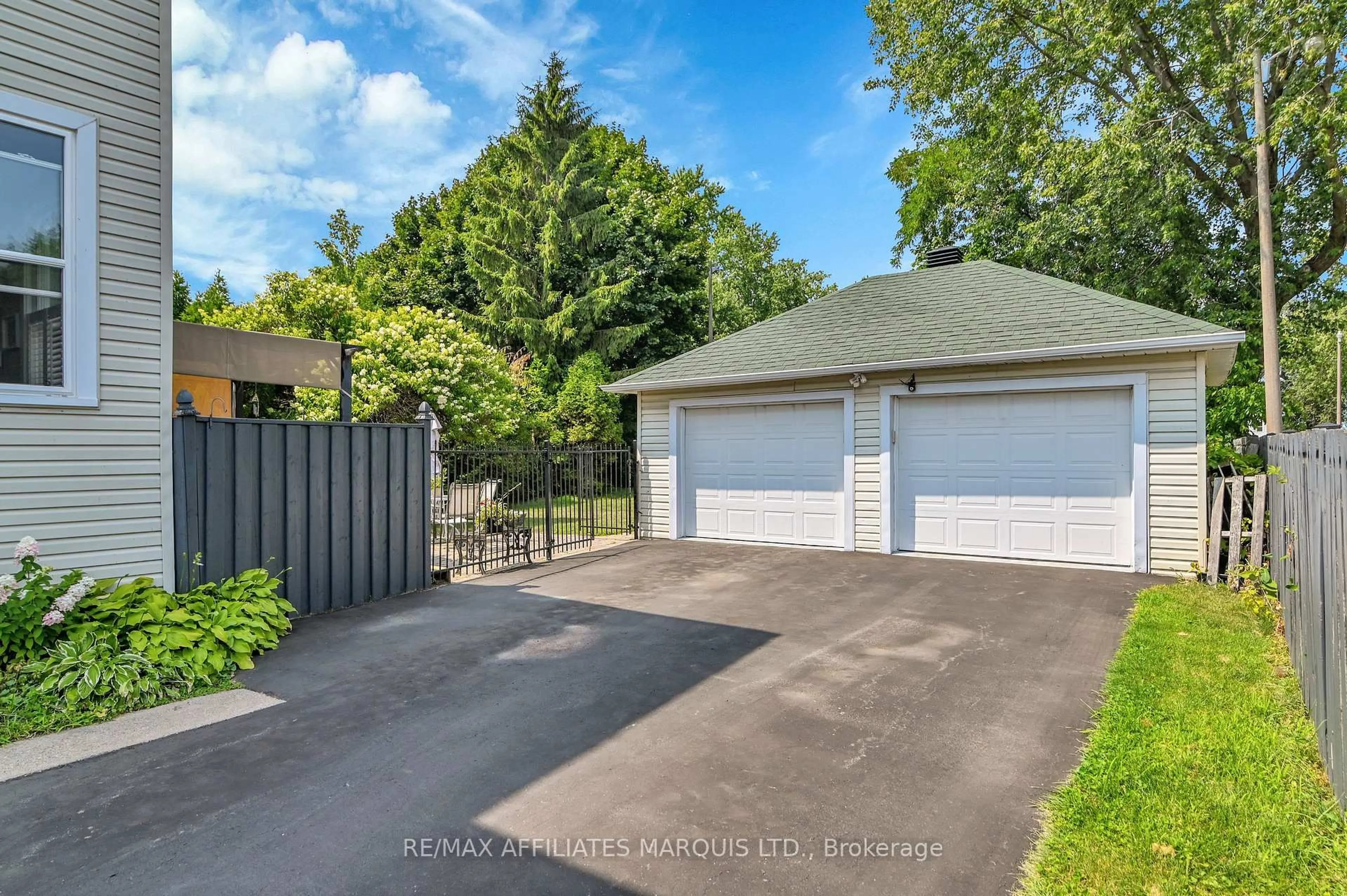 A pic from outside/outdoor area/front of a property/back of a property/a pic from drone, street for 123 Fifth St, Cornwall Ontario K6H 2L6