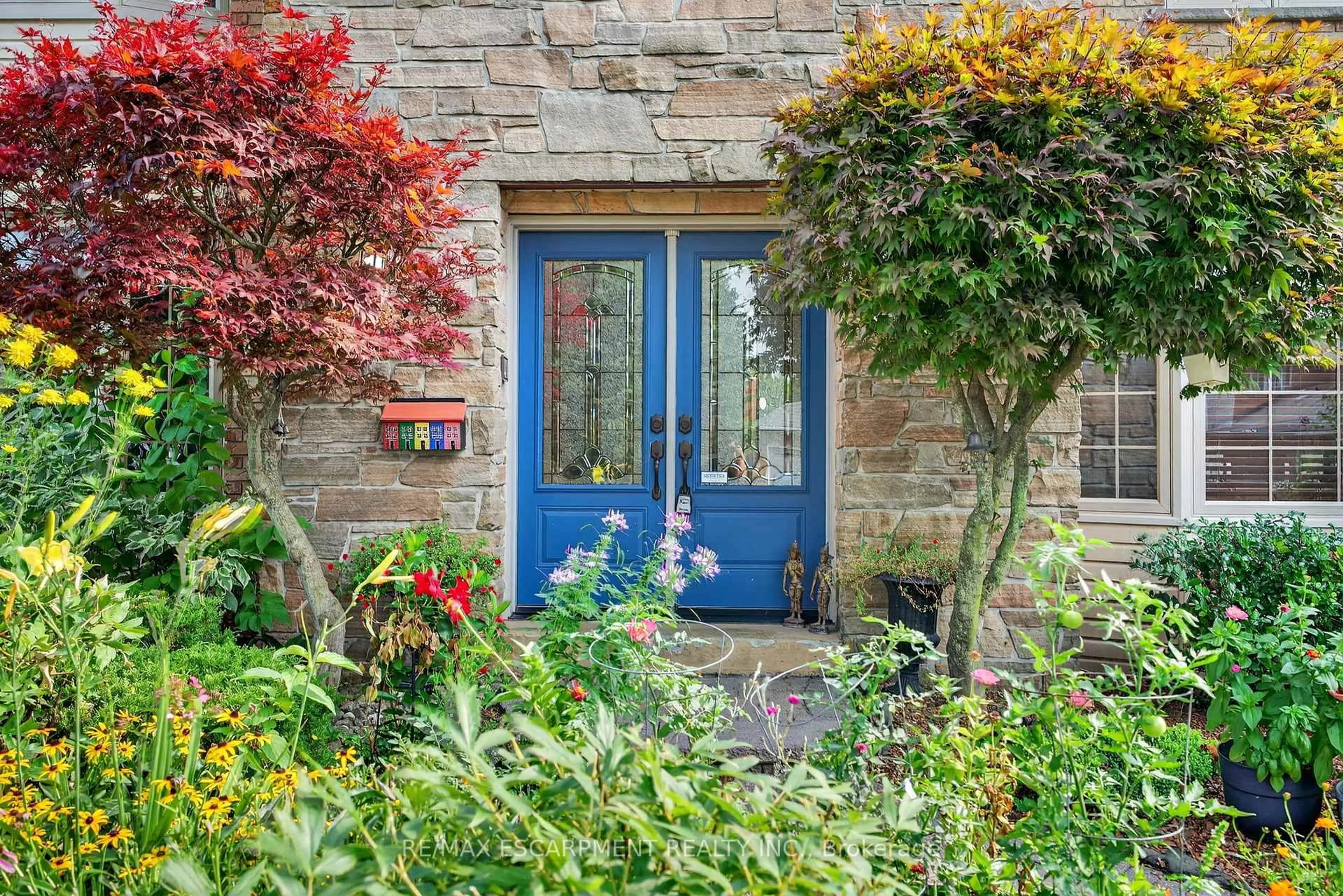 Indoor entryway for 64 Summerdale Pl, Hamilton Ontario L9G 3Z7
