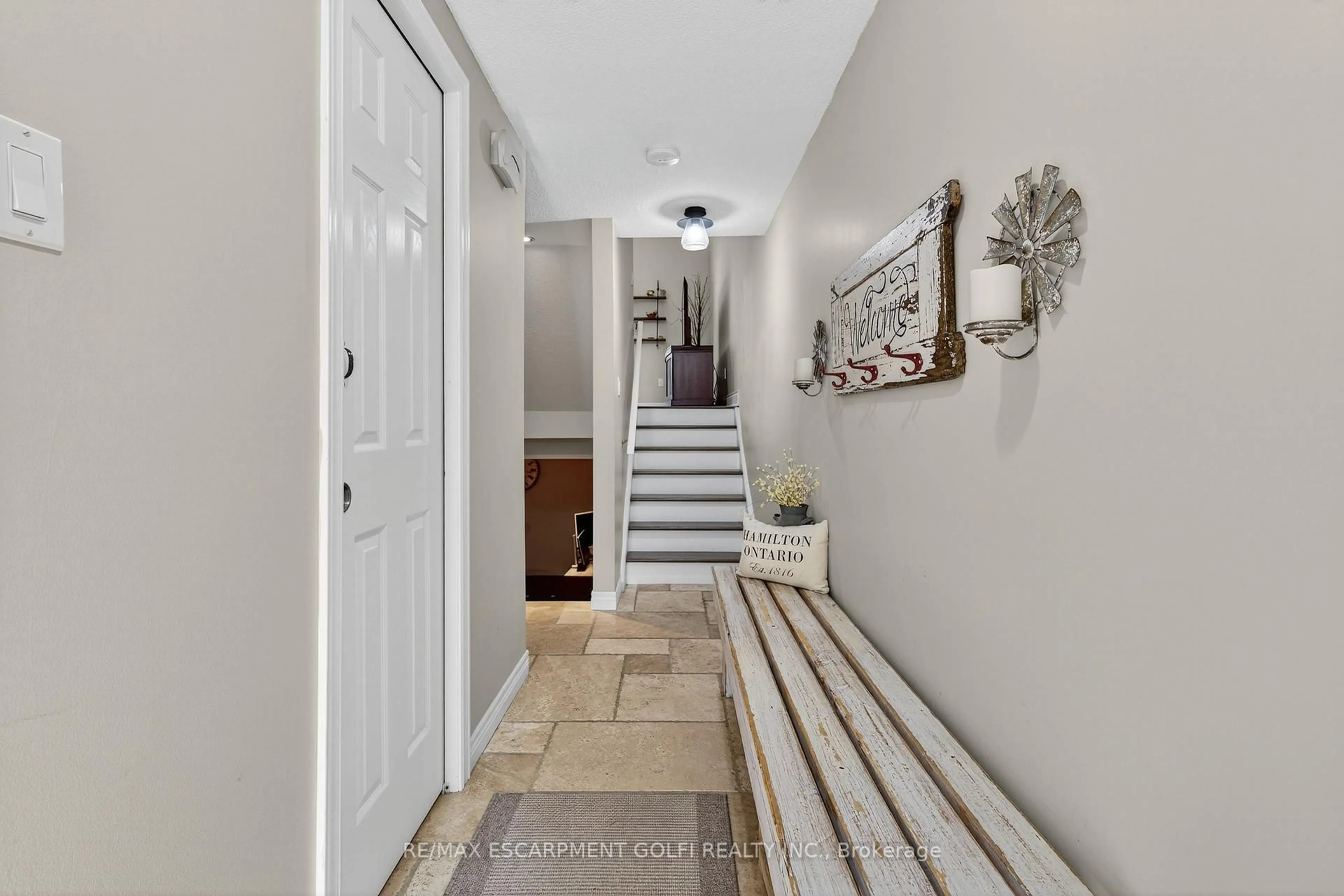 Indoor entryway for 11 Harrisford St #122, Hamilton Ontario L8K 6L7