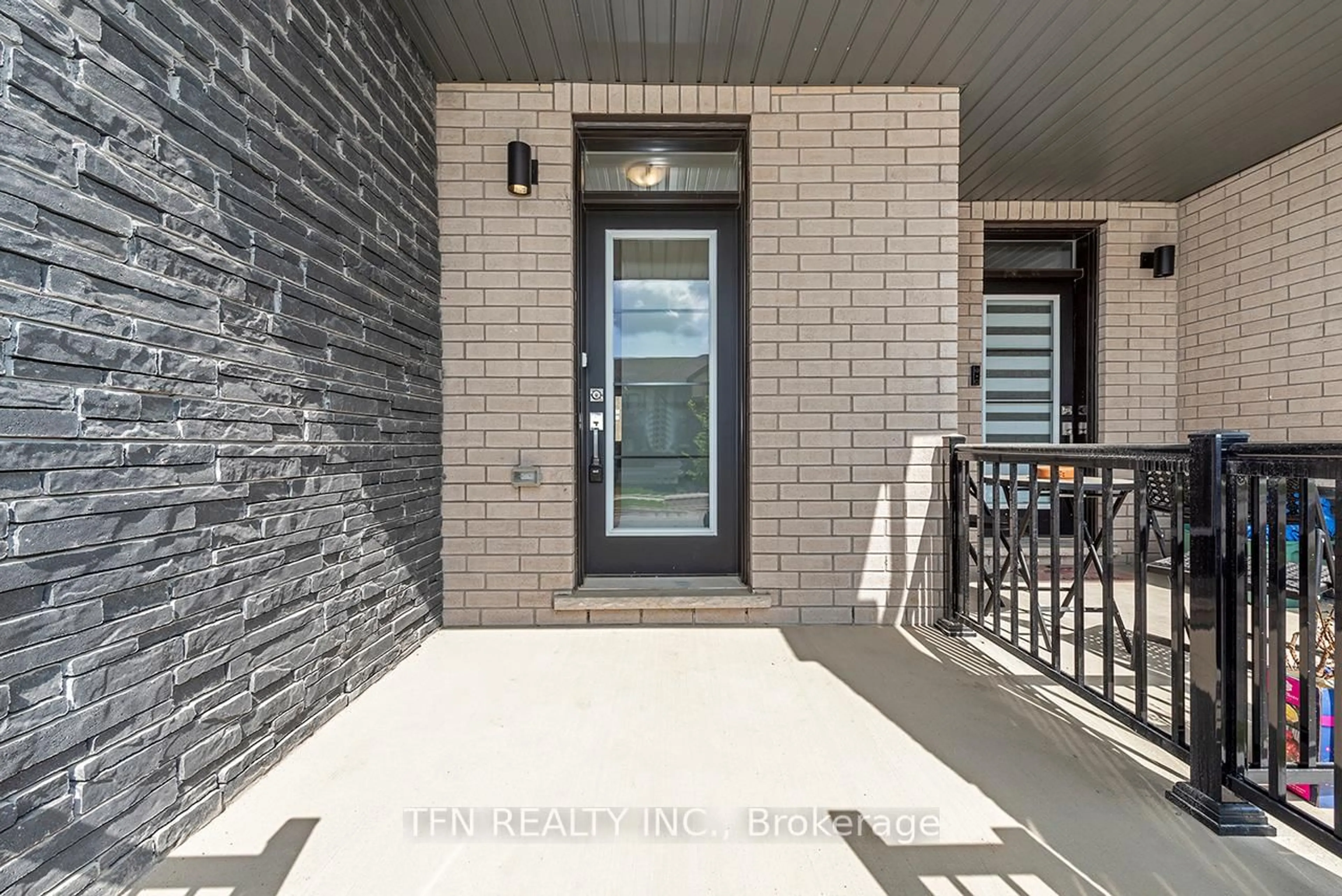 Indoor entryway for 102 Granville Cres, Haldimand Ontario N3W 0J8