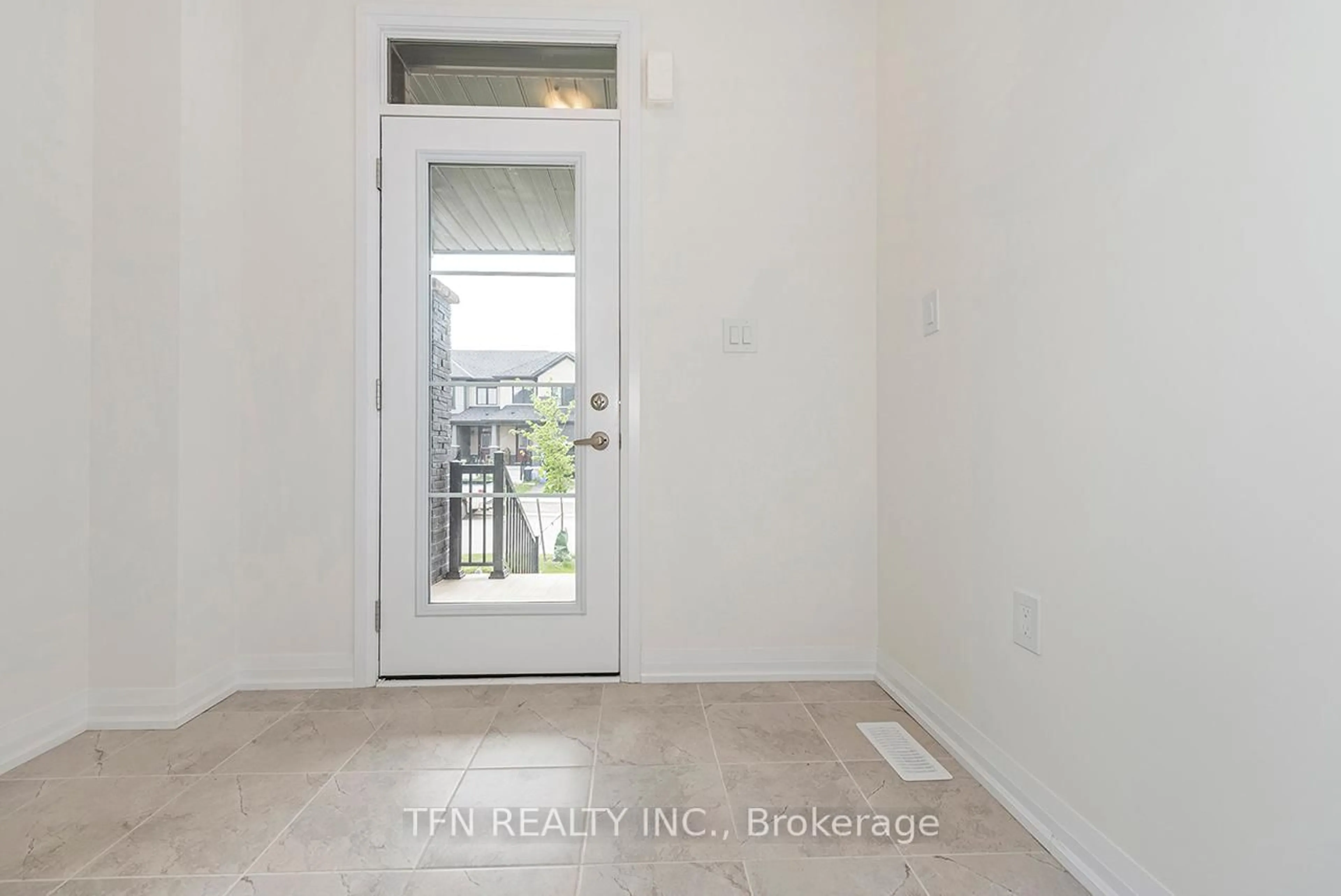 Indoor entryway for 102 Granville Cres, Haldimand Ontario N3W 0J8