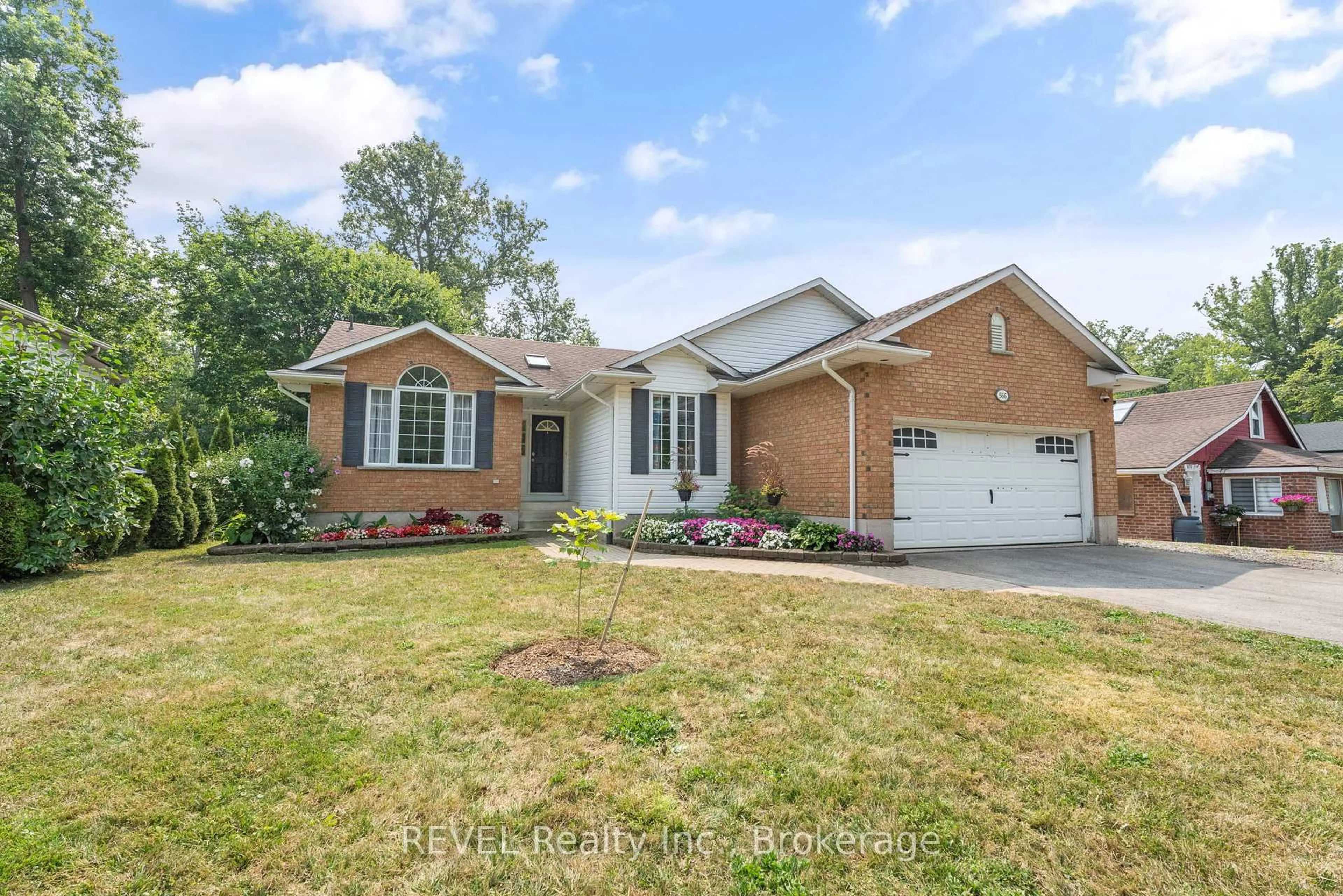 Home with brick exterior material, street for 566 Albany St, Fort Erie Ontario L2A 6R3