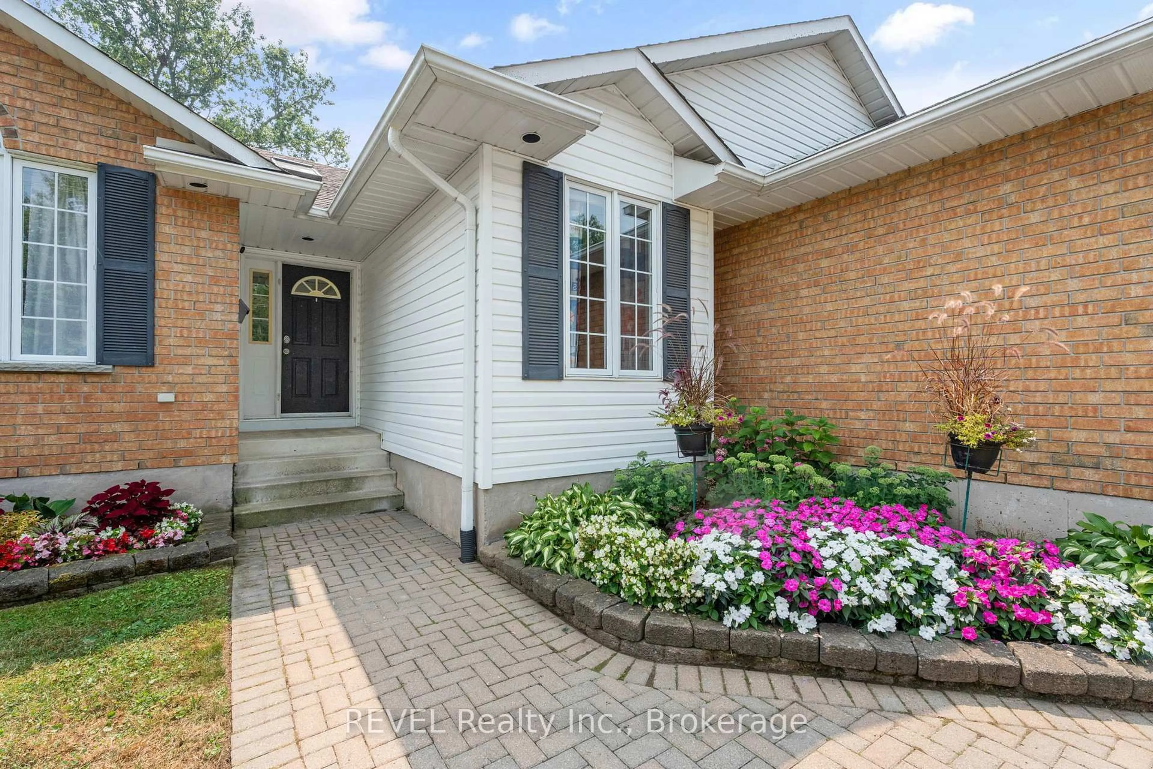 Home with brick exterior material, street for 566 Albany St, Fort Erie Ontario L2A 6R3