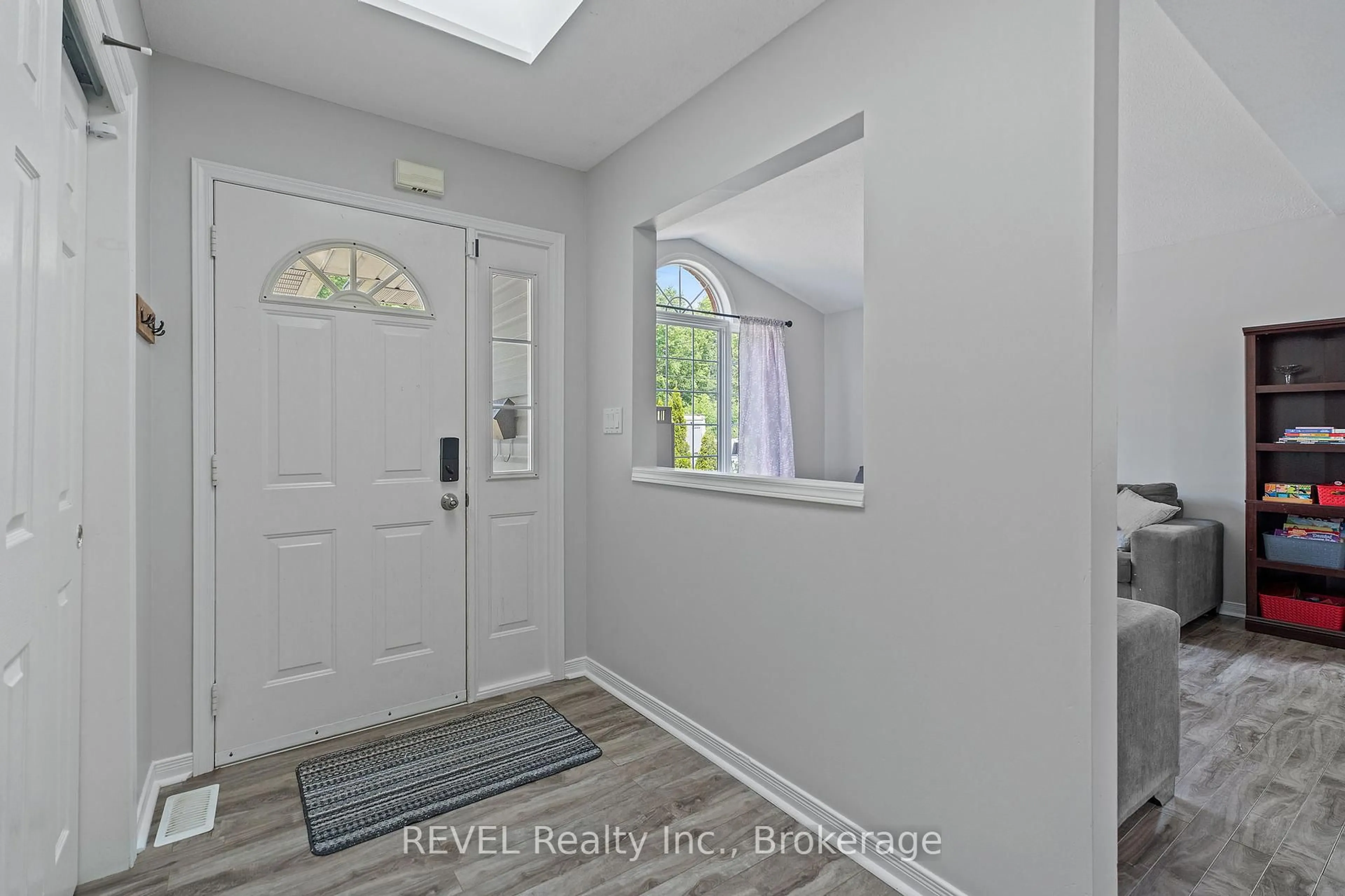 Indoor entryway for 566 Albany St, Fort Erie Ontario L2A 6R3