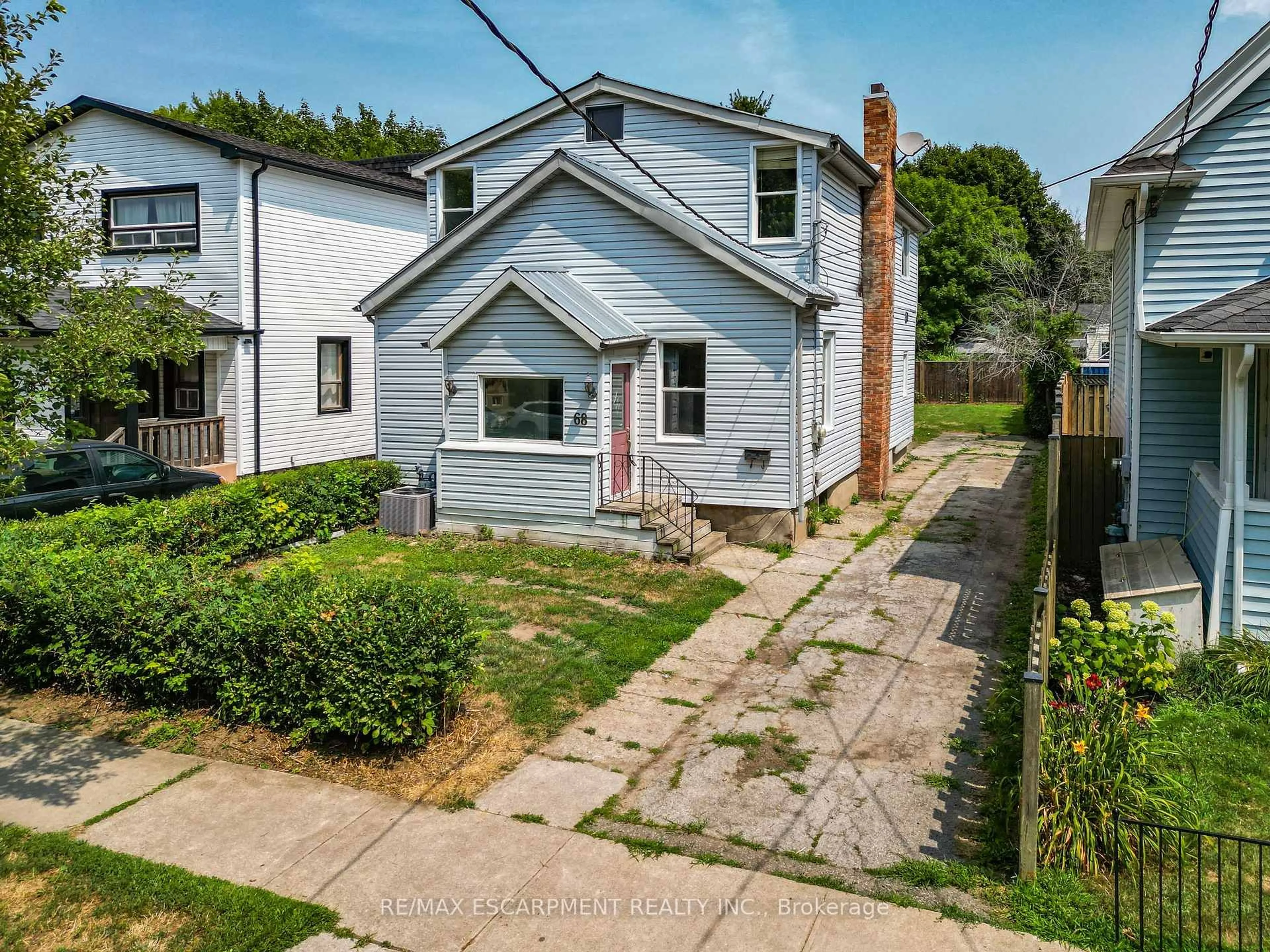A pic from outside/outdoor area/front of a property/back of a property/a pic from drone, street for 68 Henry St, St. Catharines Ontario L2R 5V2