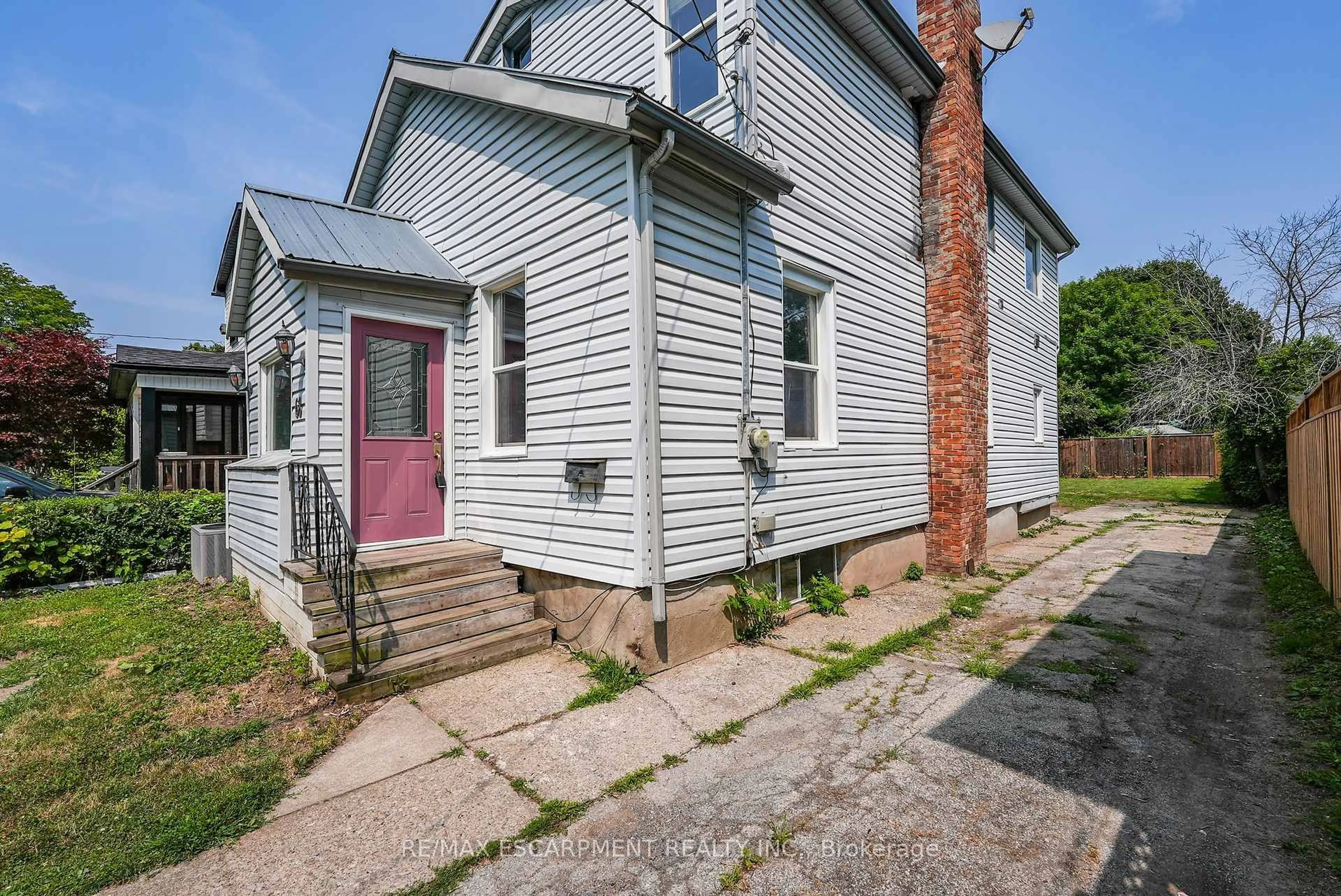 Home with brick exterior material, street for 68 Henry St, St. Catharines Ontario L2R 5V2