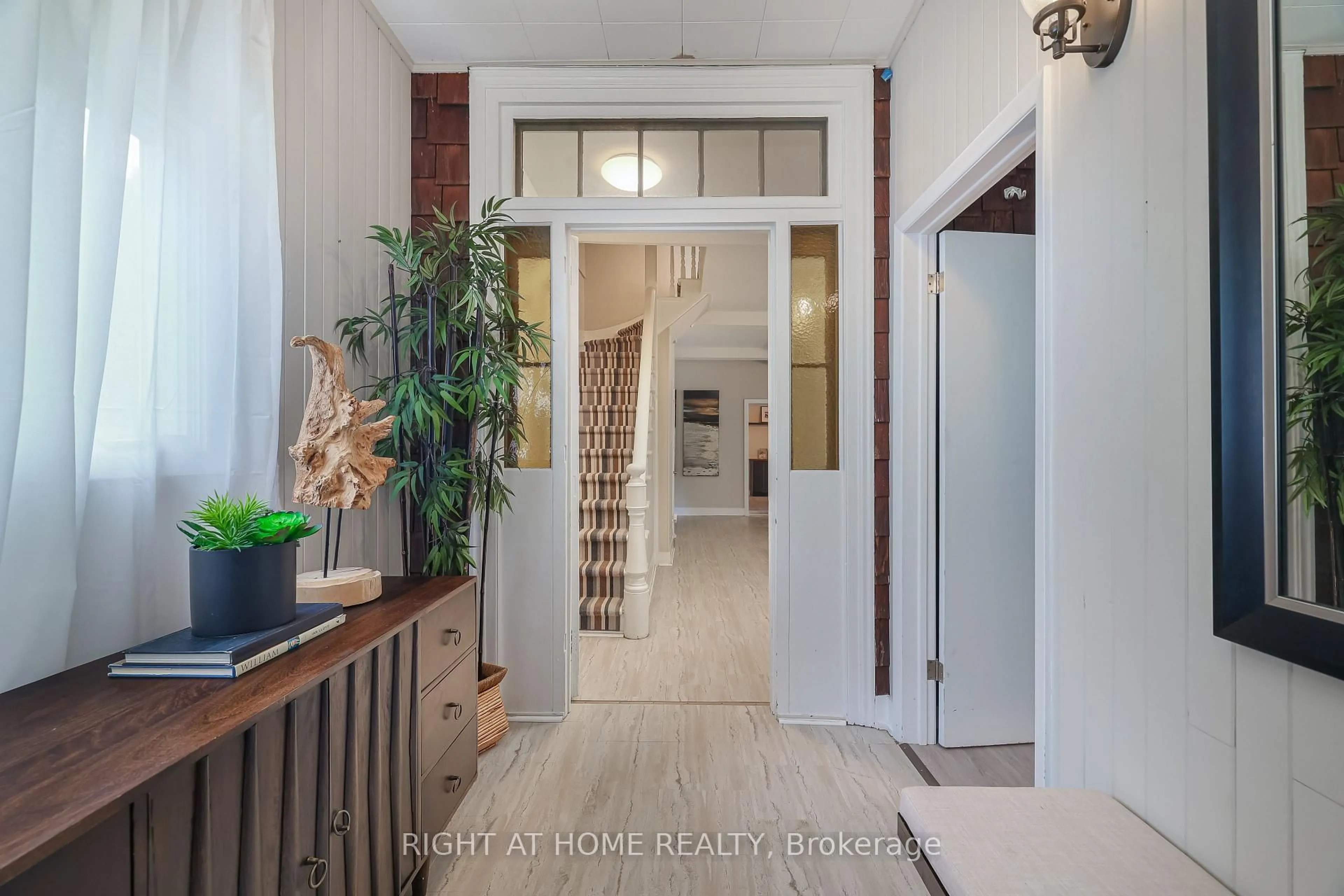 Indoor entryway for 998 Sulphur Springs, Hamilton Ontario L9H 5E3