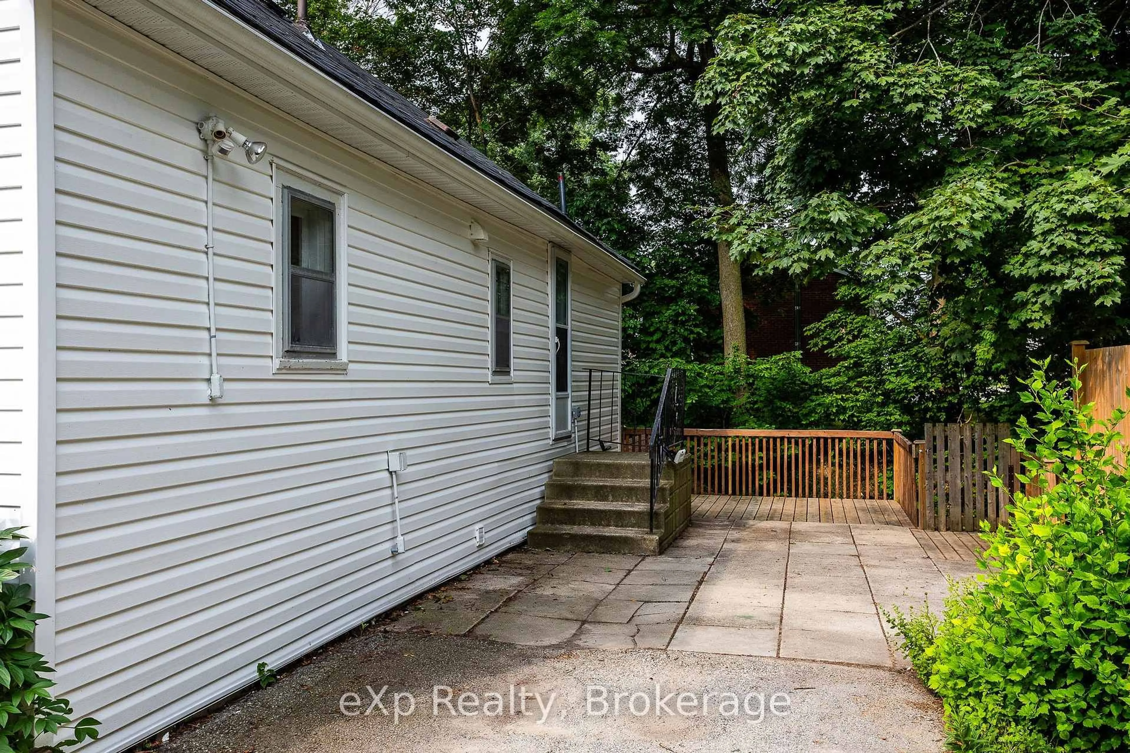 Patio, street for 934 5th Ave, Owen Sound Ontario N4K 5A6
