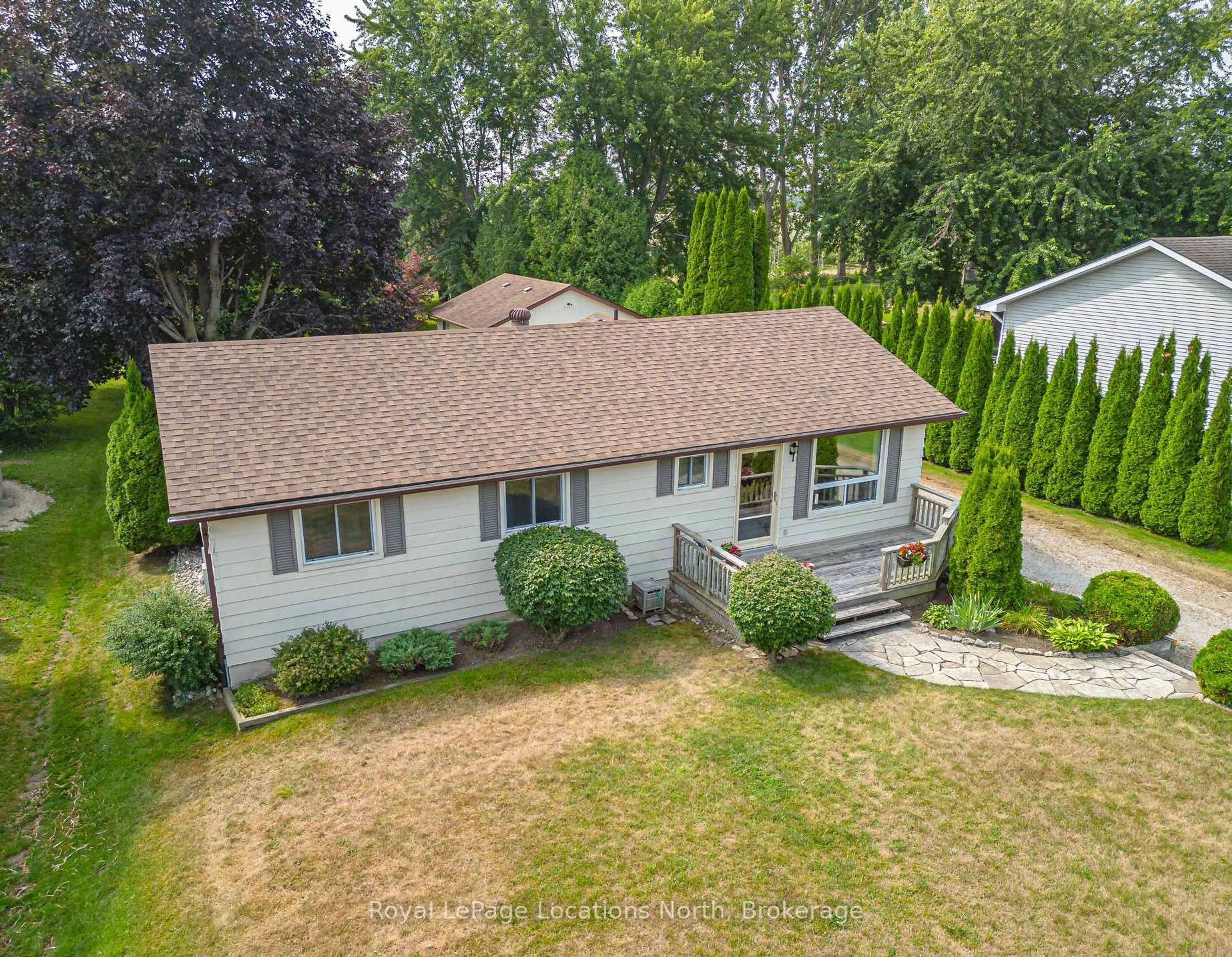 A pic from outside/outdoor area/front of a property/back of a property/a pic from drone, unknown for 132 Matilda St, Blue Mountains Ontario N0H 1J0