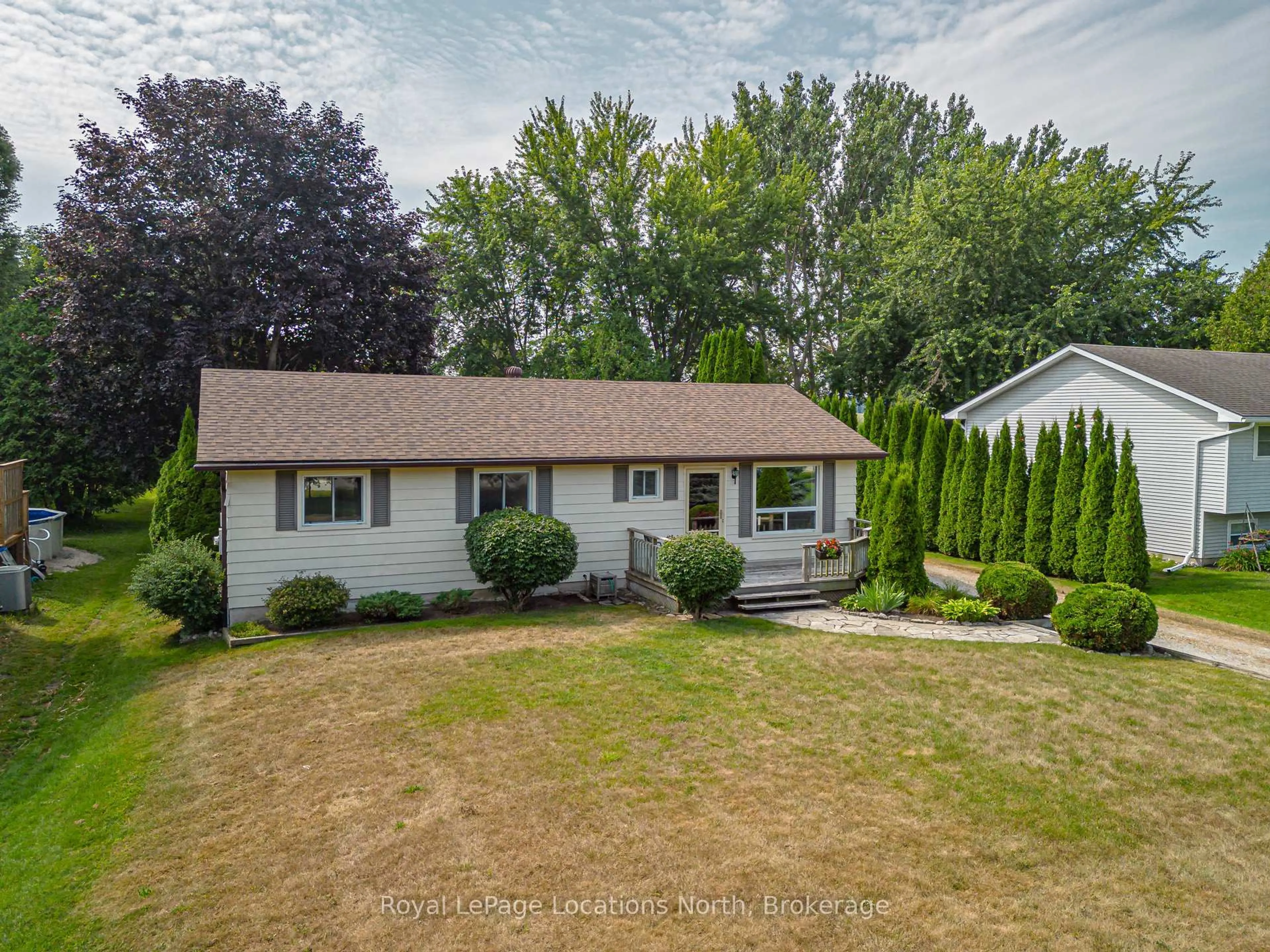 A pic from outside/outdoor area/front of a property/back of a property/a pic from drone, street for 132 Matilda St, Blue Mountains Ontario N0H 1J0
