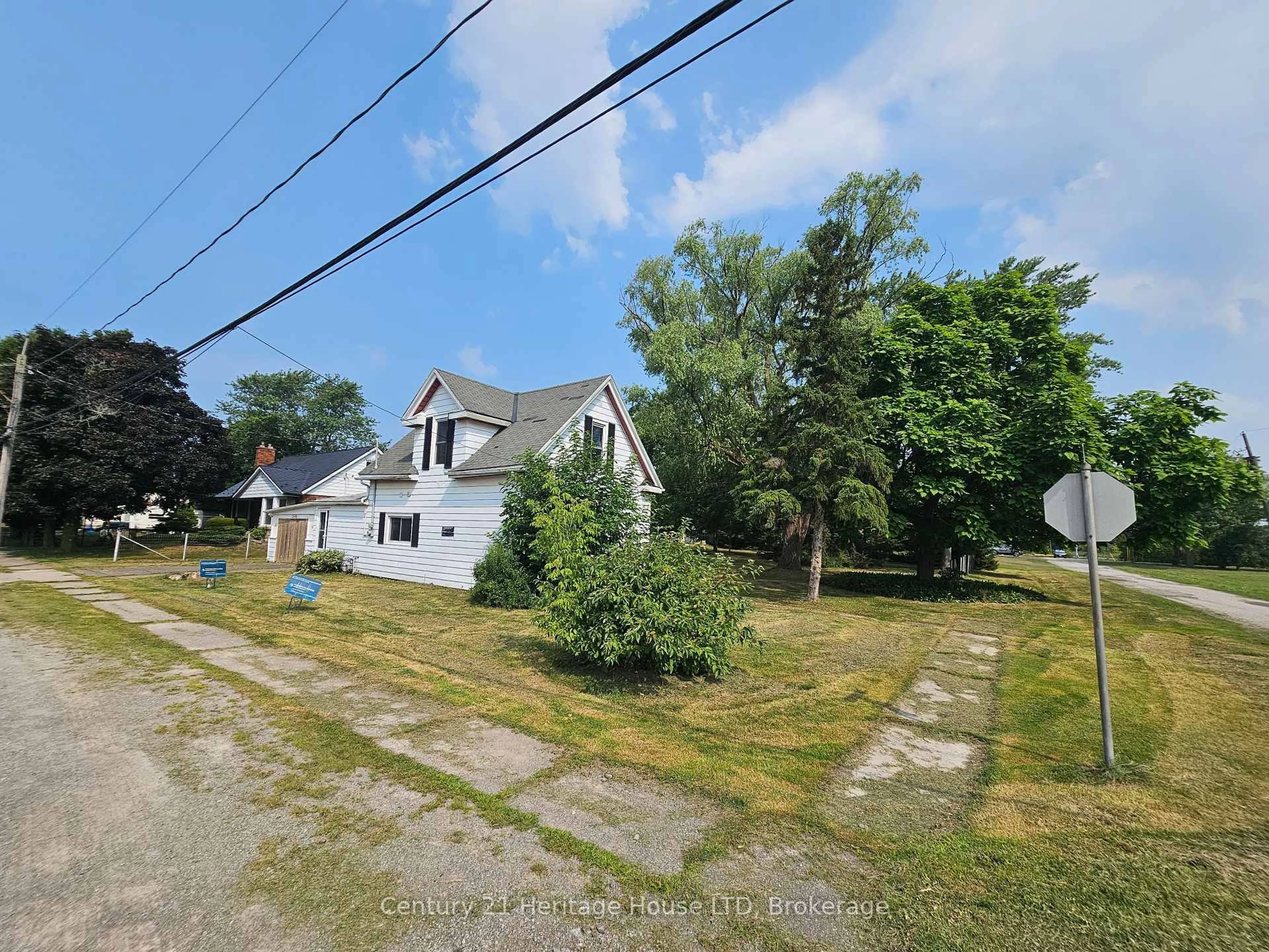 A pic from outside/outdoor area/front of a property/back of a property/a pic from drone, street for 1548 Henderson St, Thorold Ontario L0S 1A0