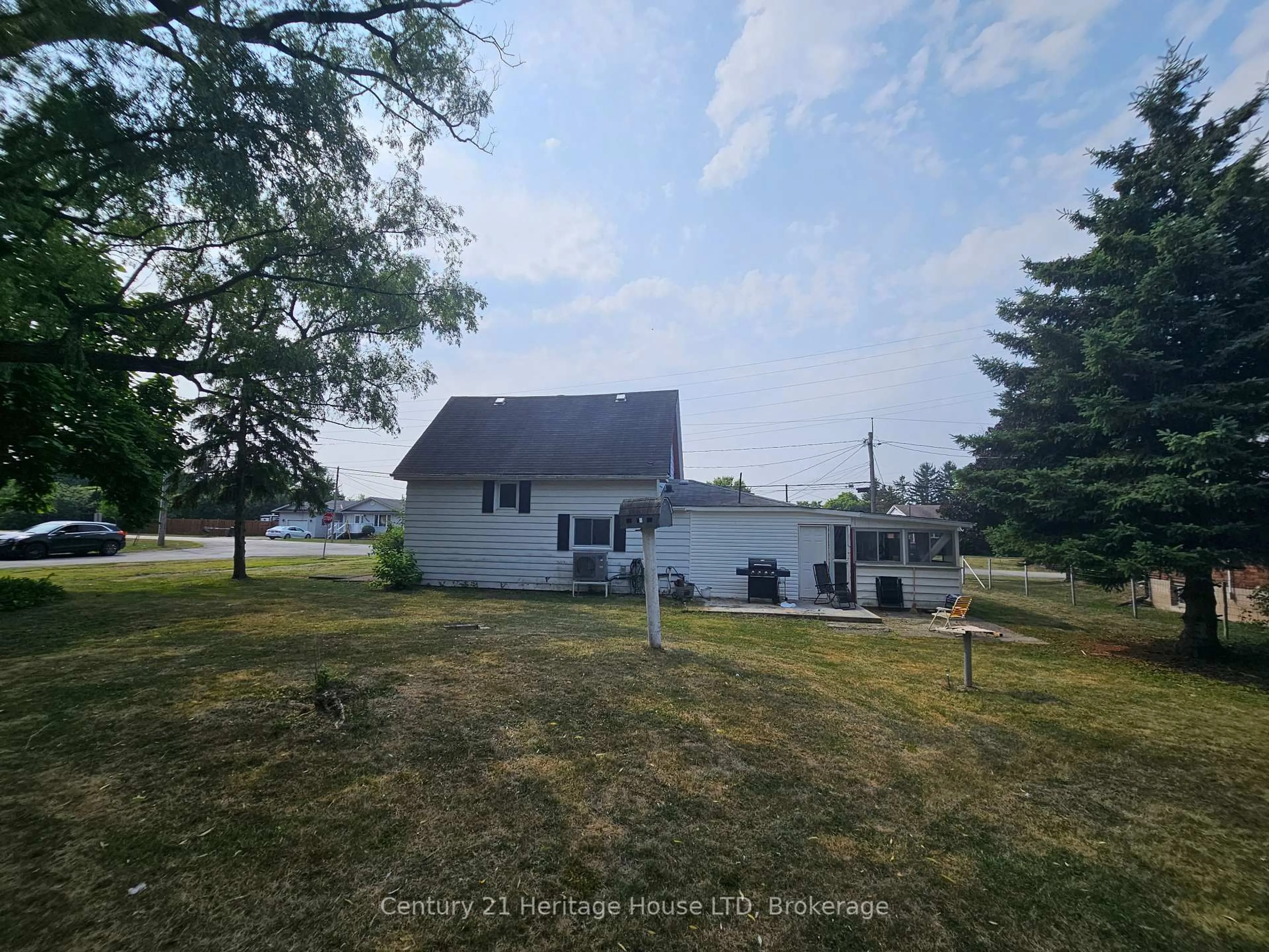A pic from outside/outdoor area/front of a property/back of a property/a pic from drone, water/lake/river/ocean view for 1548 Henderson St, Thorold Ontario L0S 1A0