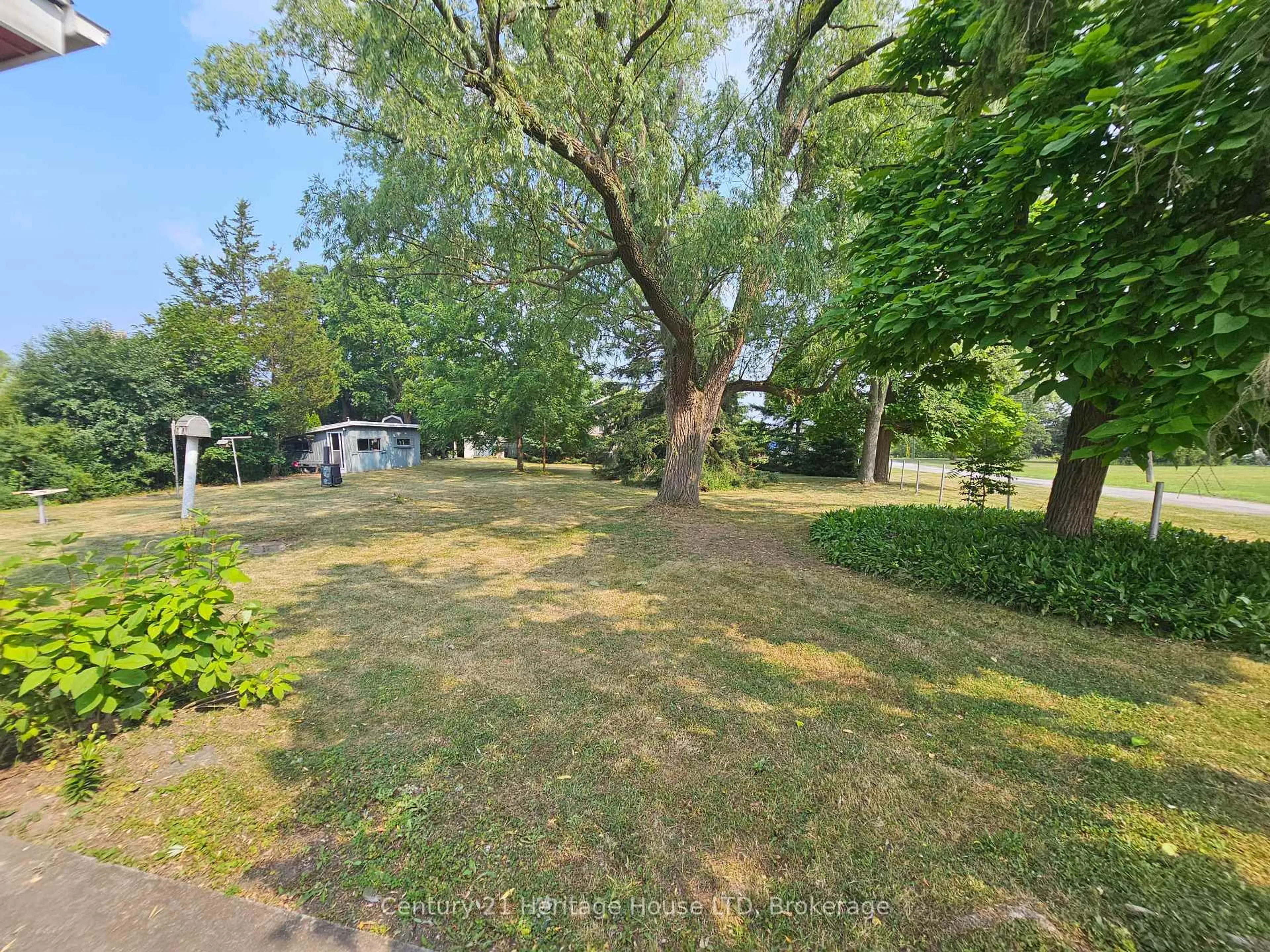 A pic from outside/outdoor area/front of a property/back of a property/a pic from drone, forest/trees view for 1548 Henderson St, Thorold Ontario L0S 1A0