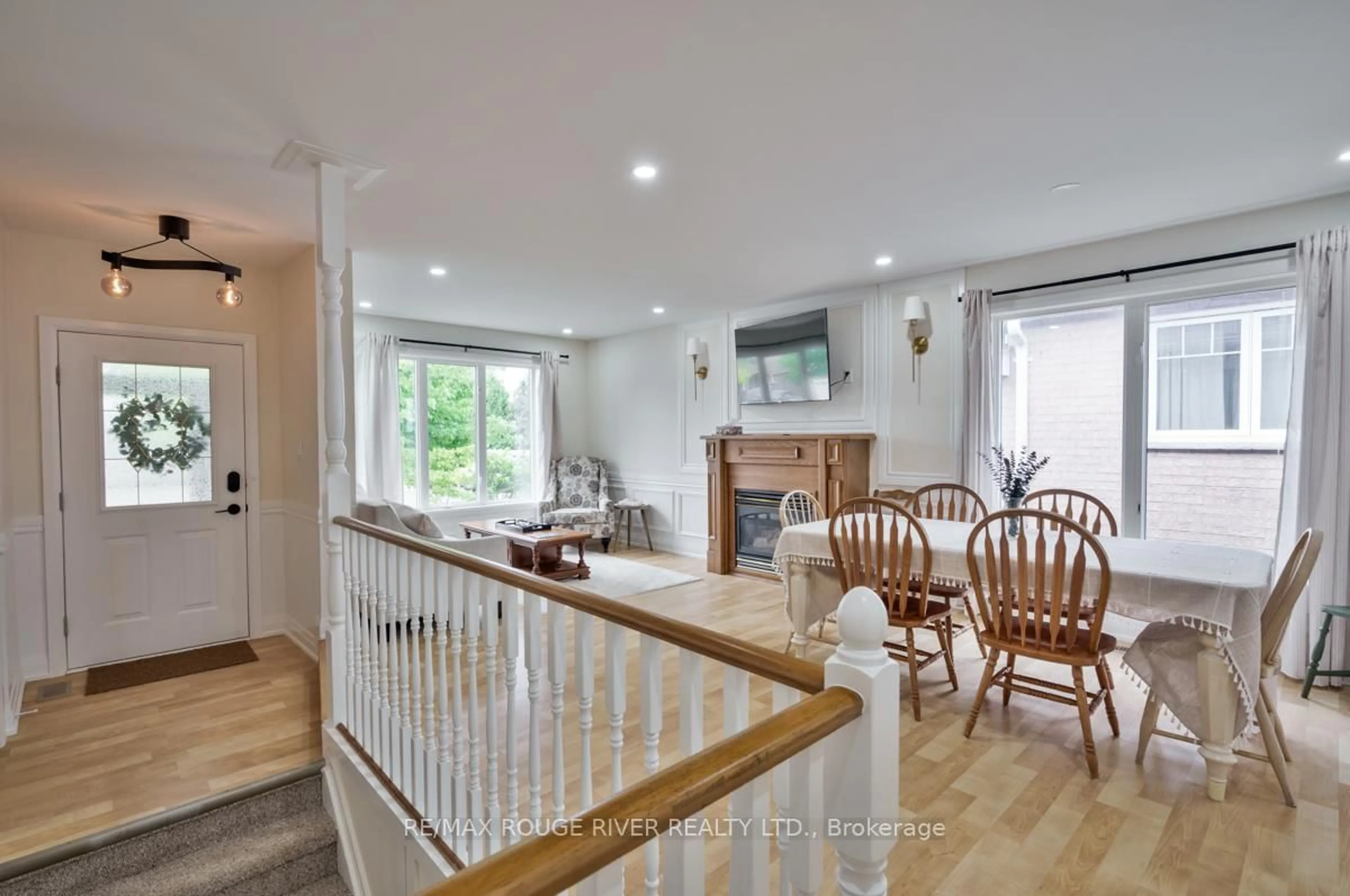 Open concept kitchen, wood/laminate floor for 333 Mary St, Kawartha Lakes Ontario K9V 5X5