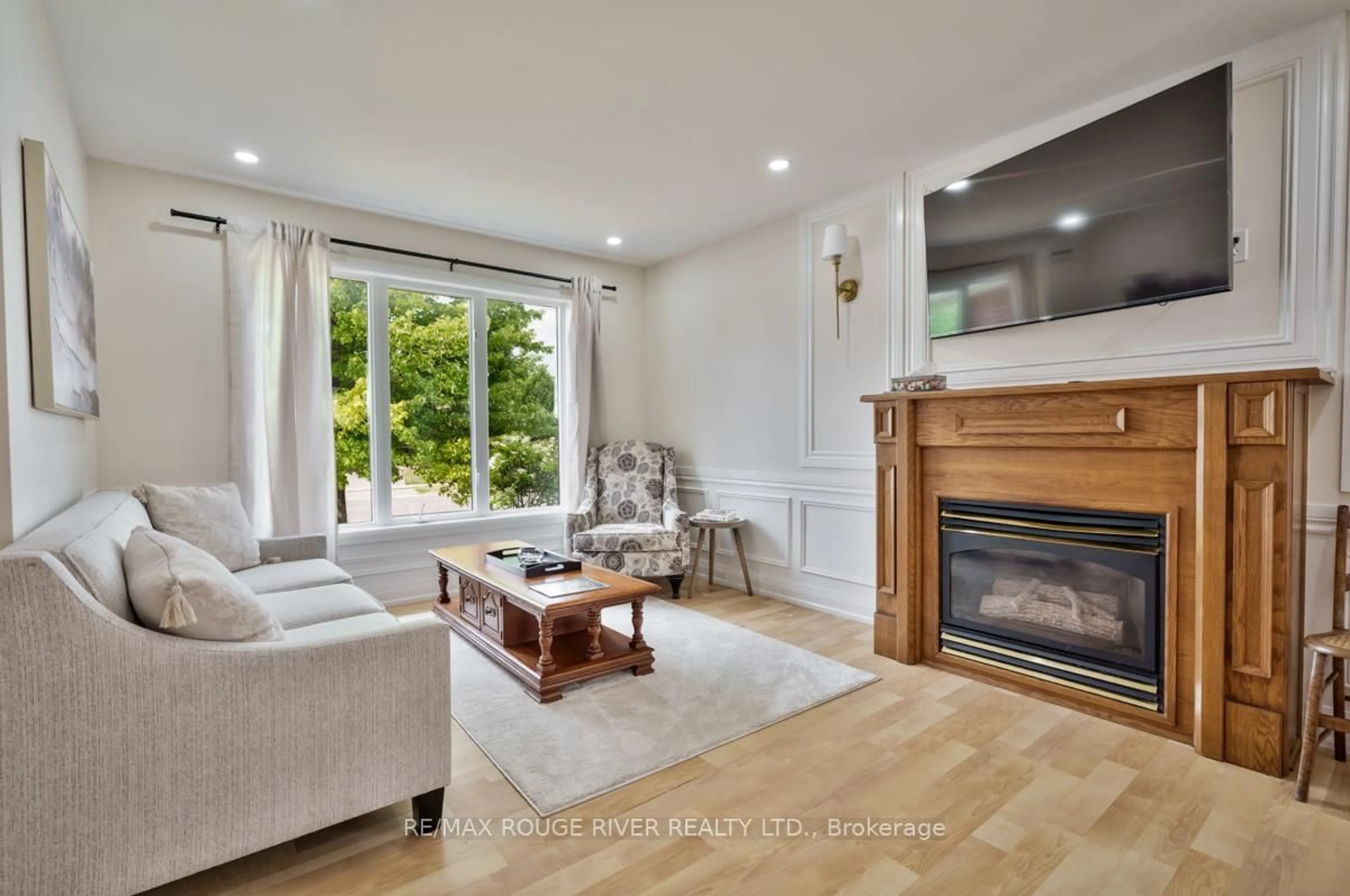 Living room with furniture, wood/laminate floor for 333 Mary St, Kawartha Lakes Ontario K9V 5X5
