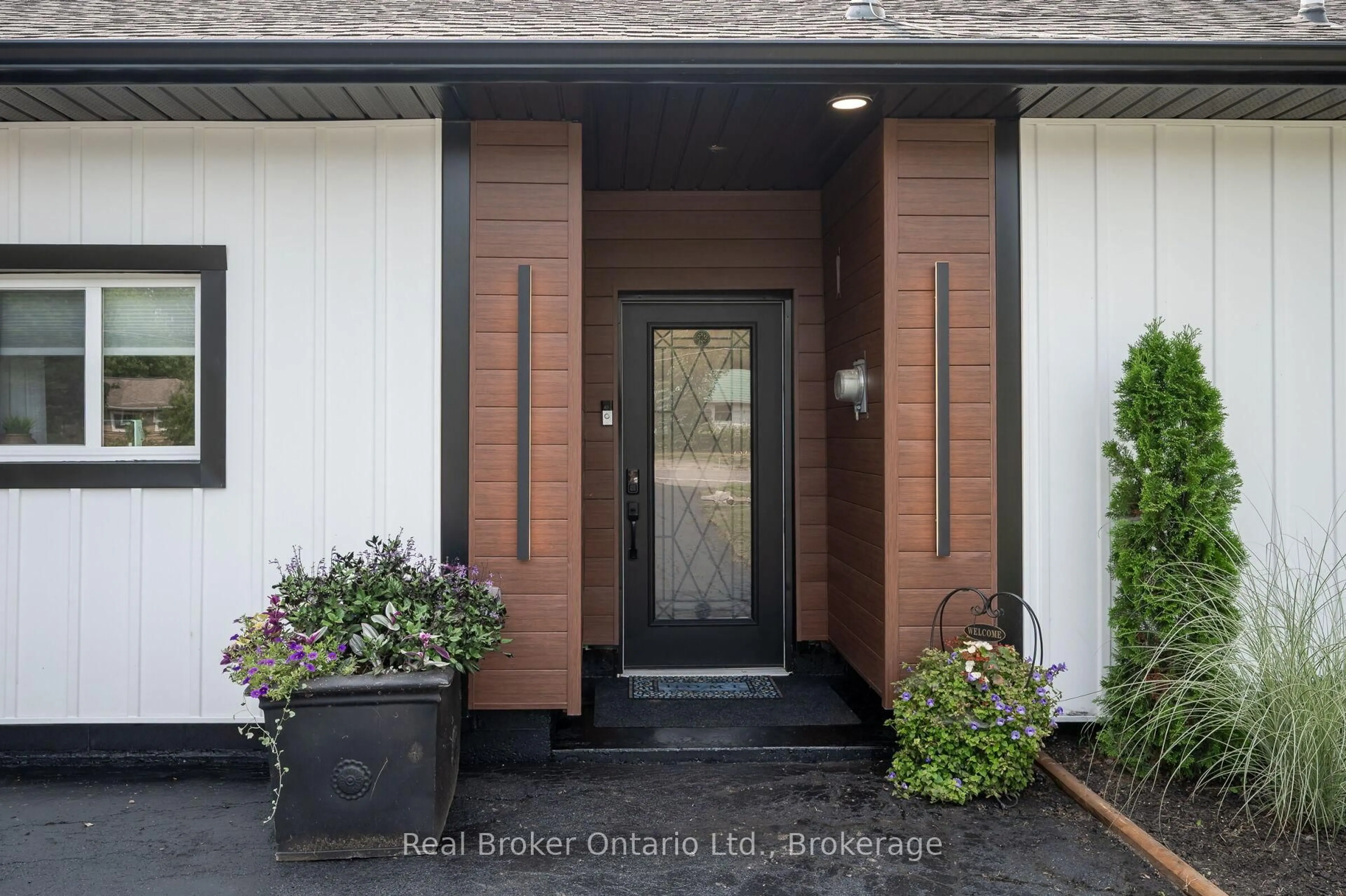 Indoor entryway for 2525 Vimy Rd, Port Colborne Ontario L3K 5V3