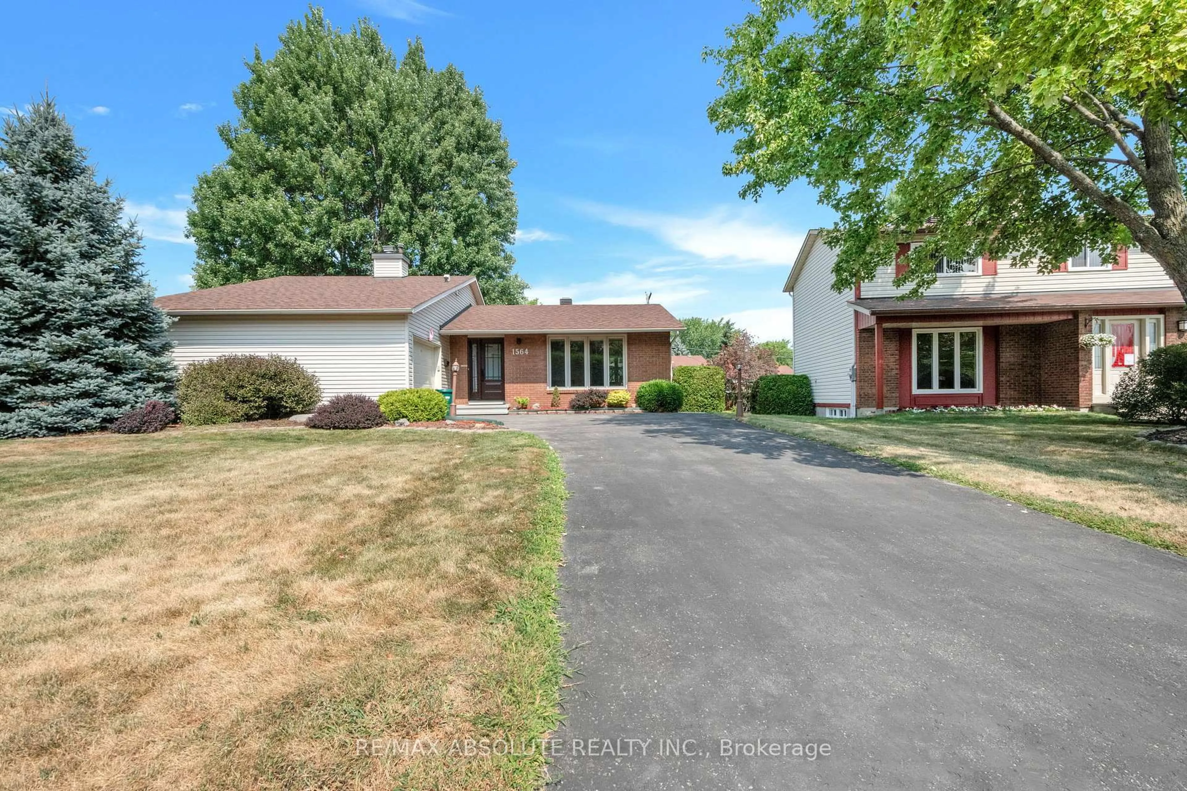 A pic from outside/outdoor area/front of a property/back of a property/a pic from drone, street for 1564 Marcoux Dr, Orleans Ontario K1E 2J9