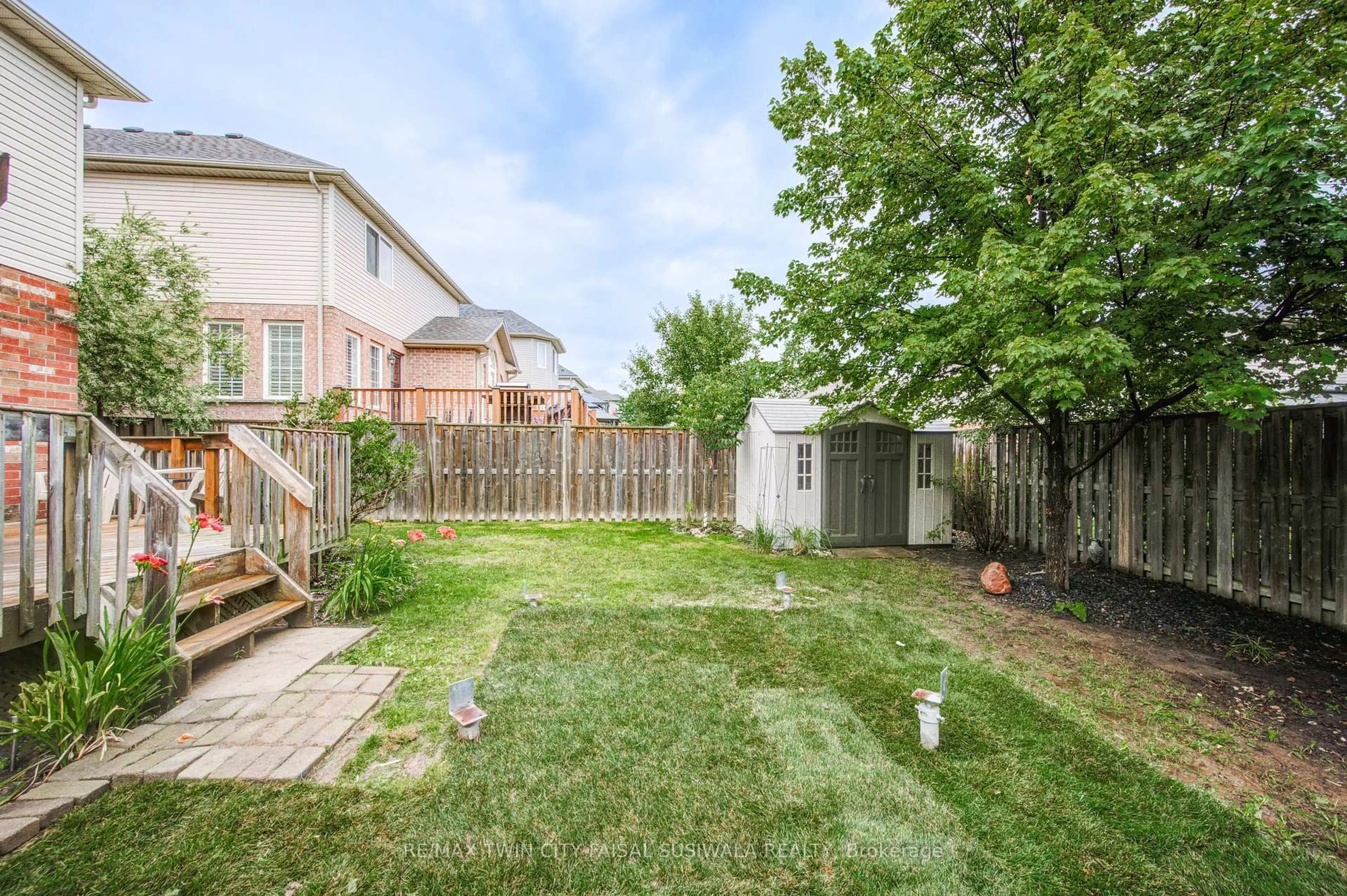 Patio, street for 22 Pebblecreek Dr, Kitchener Ontario N2A 4J8
