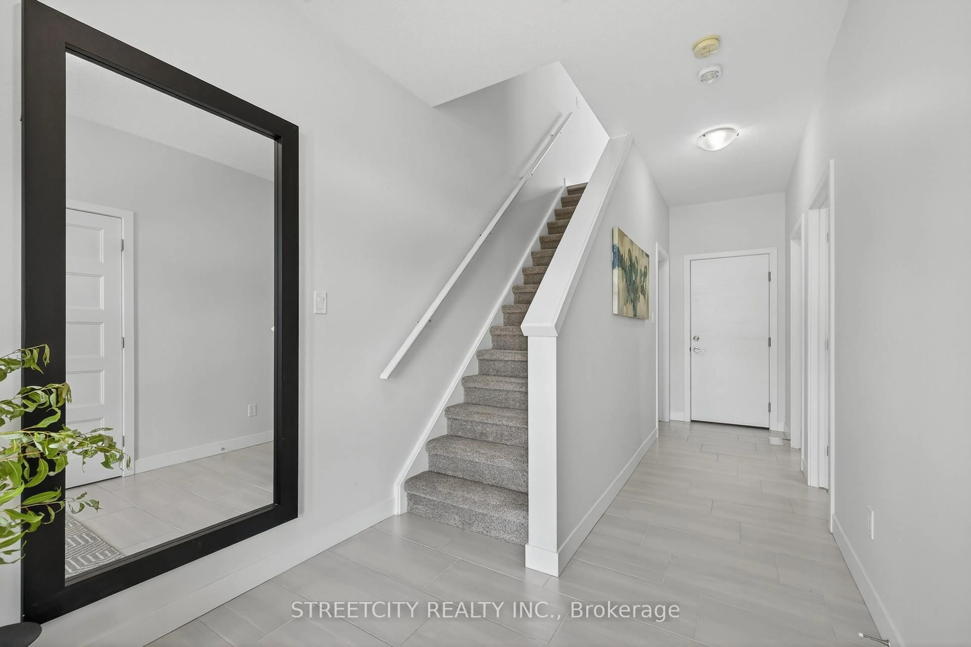 Indoor entryway for 3380 Singleton Ave #32, London South Ontario N6L 0E8