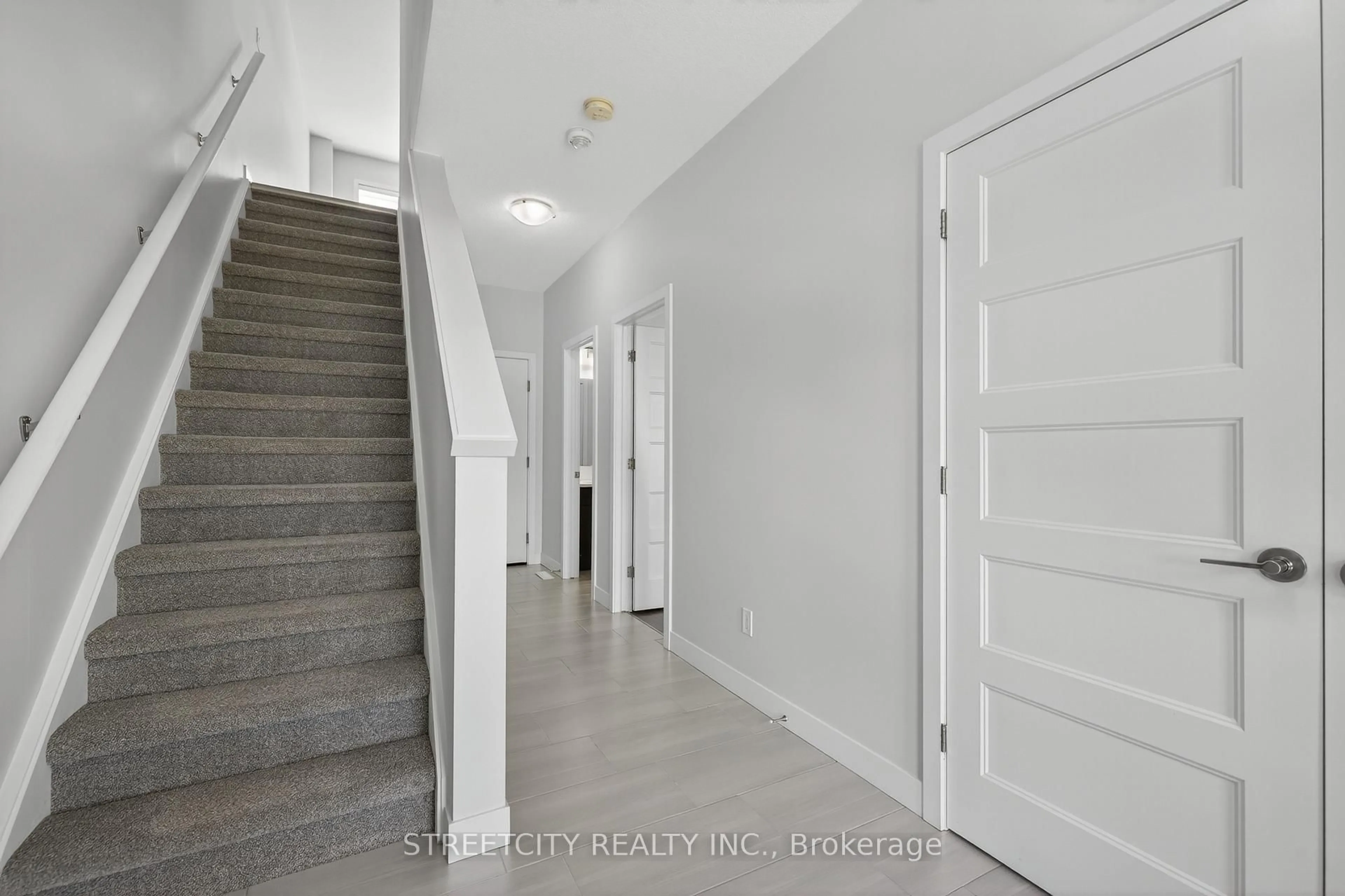 Indoor entryway for 3380 Singleton Ave #32, London South Ontario N6L 0E8