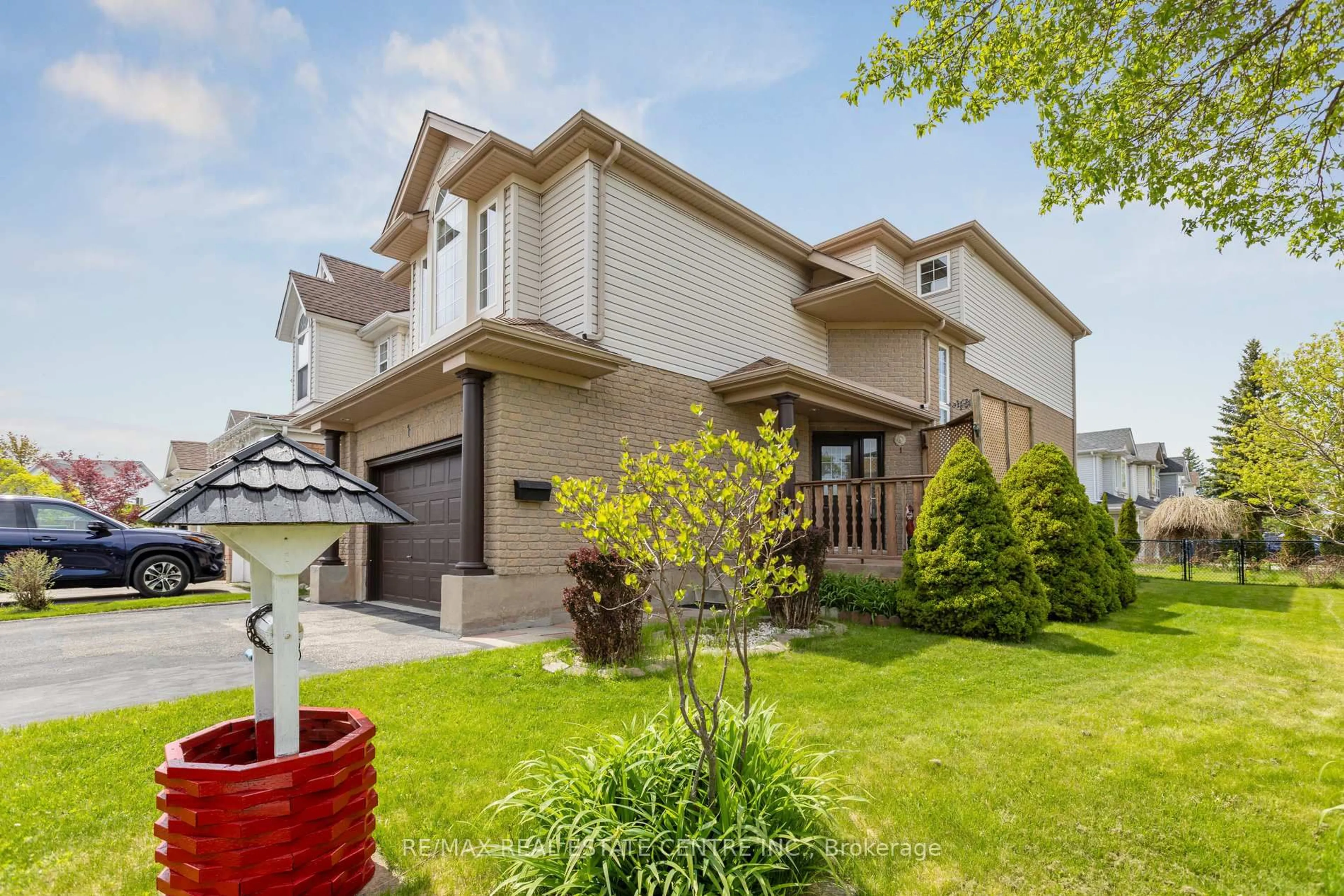 Home with vinyl exterior material, street for 1 Silversmith Crt, Guelph Ontario N1G 5C1