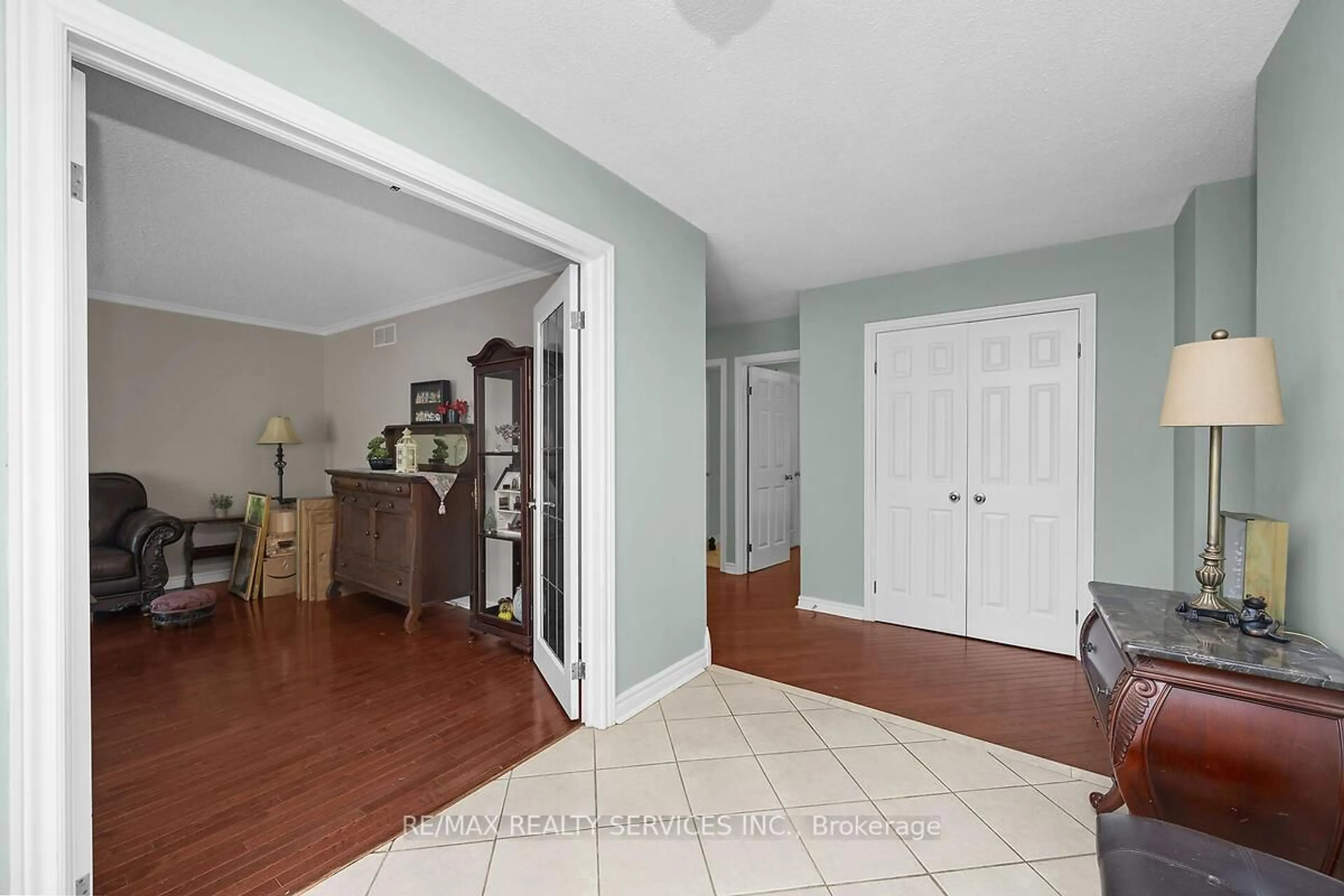 Indoor entryway for 16 Patrick Dr, Erin Ontario N0B 1T0