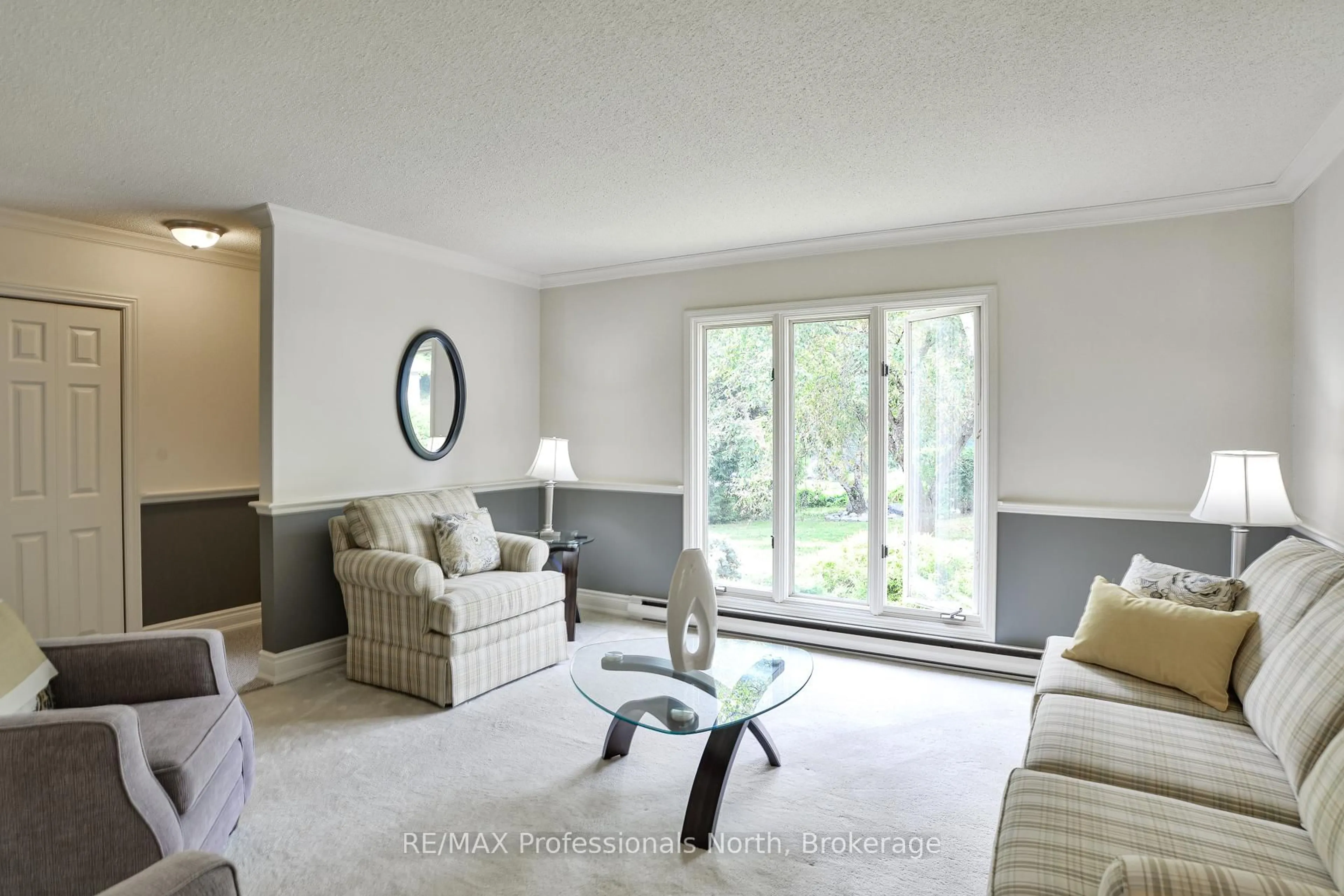 Living room with furniture, unknown for 33 Woodchester Ave, Bracebridge Ontario P1L 1H9