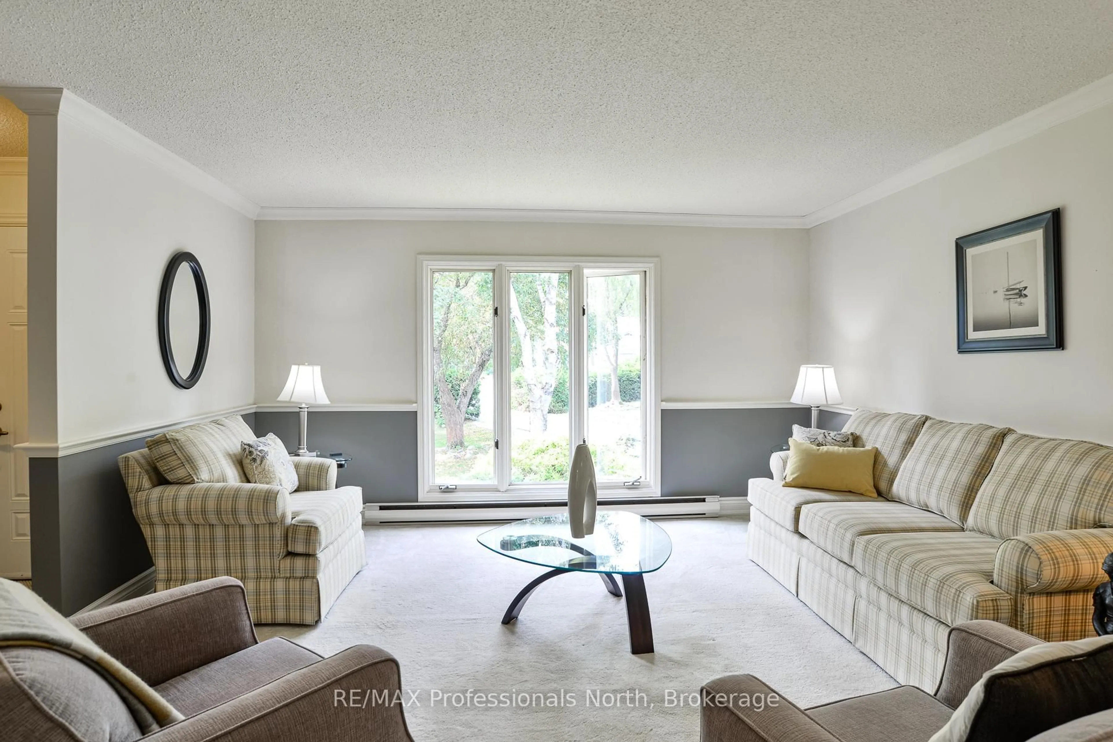 Living room with furniture, unknown for 33 Woodchester Ave, Bracebridge Ontario P1L 1H9