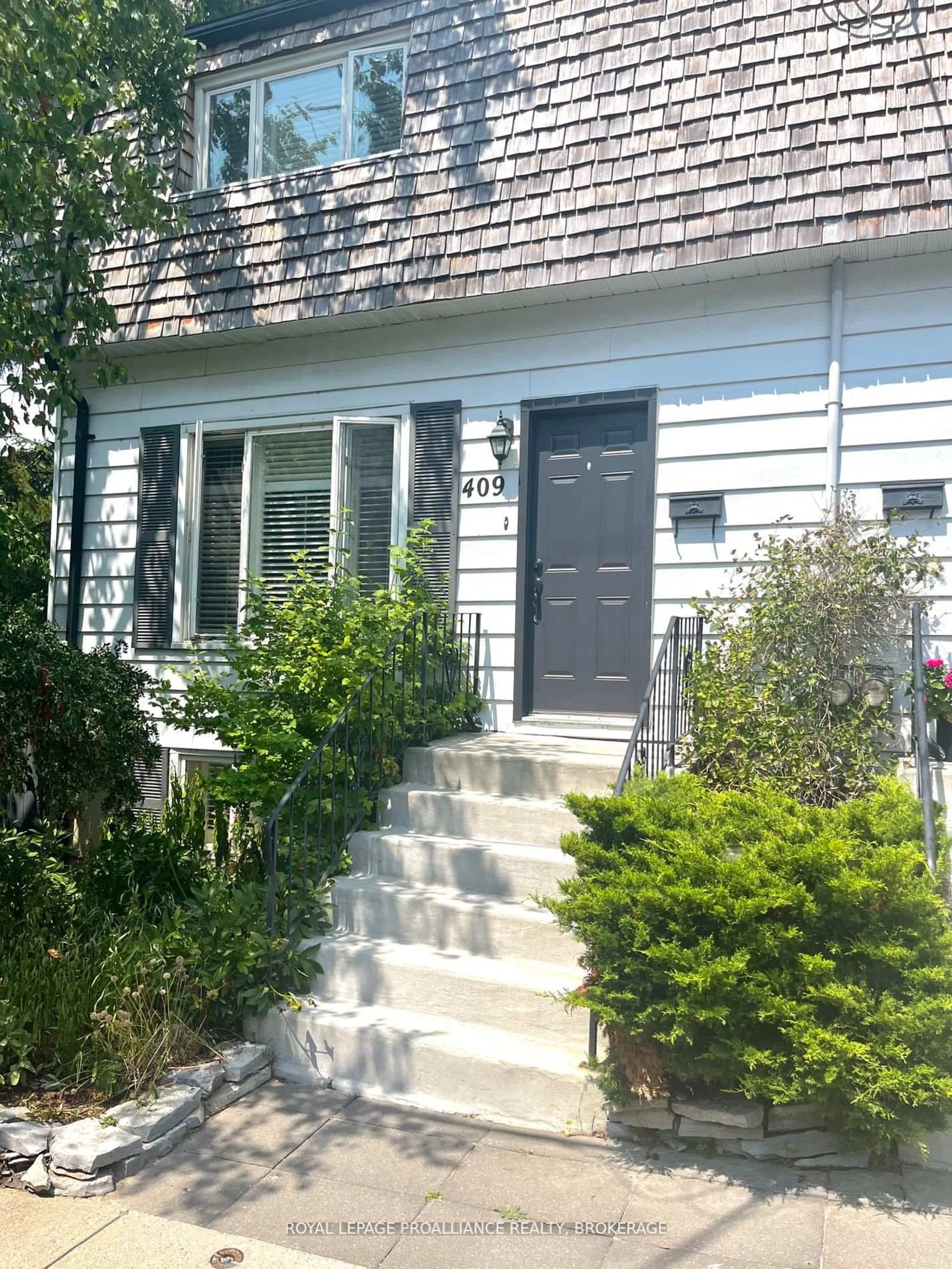 Home with vinyl exterior material, street for 409 Regent St, Kingston Ontario K7K 5P8
