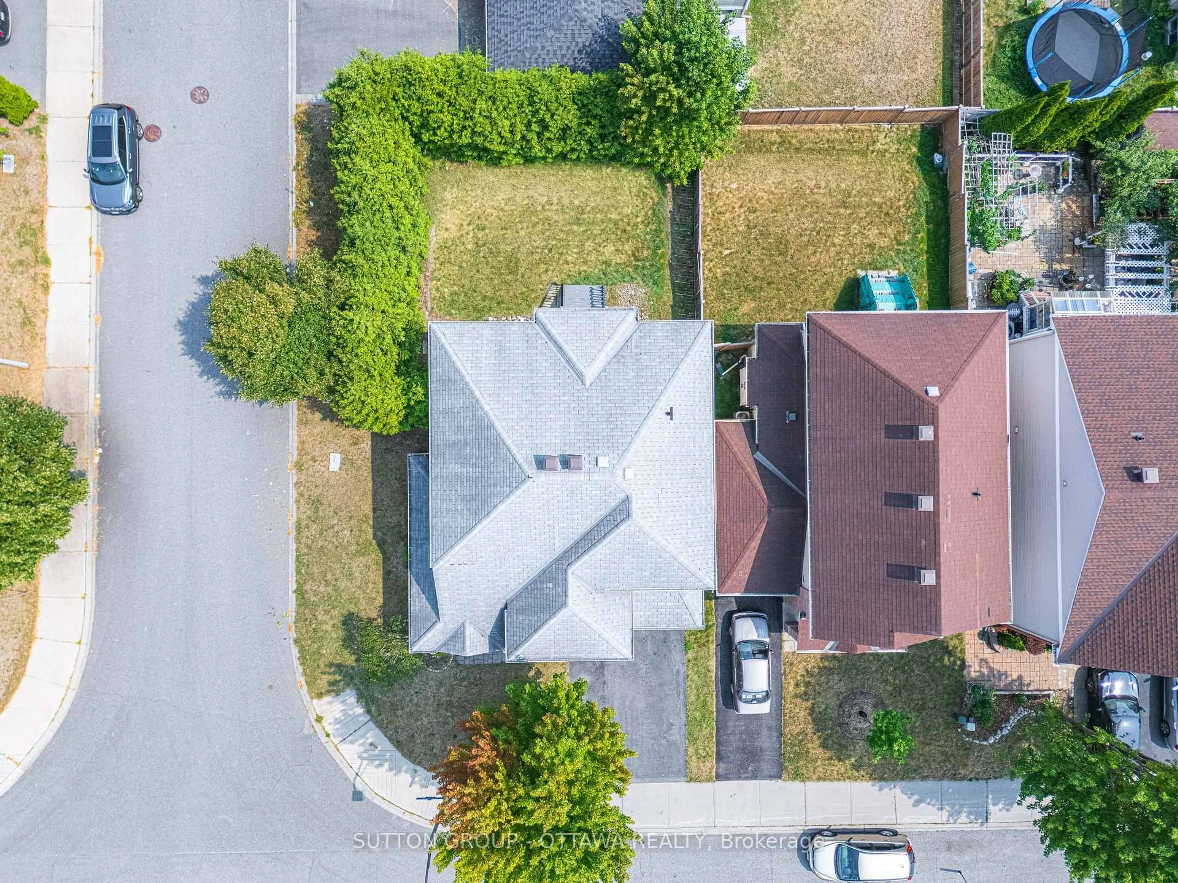 A pic from outside/outdoor area/front of a property/back of a property/a pic from drone, street for 145 Grovemont Dr, Ottawa Ontario K2G 6Z9