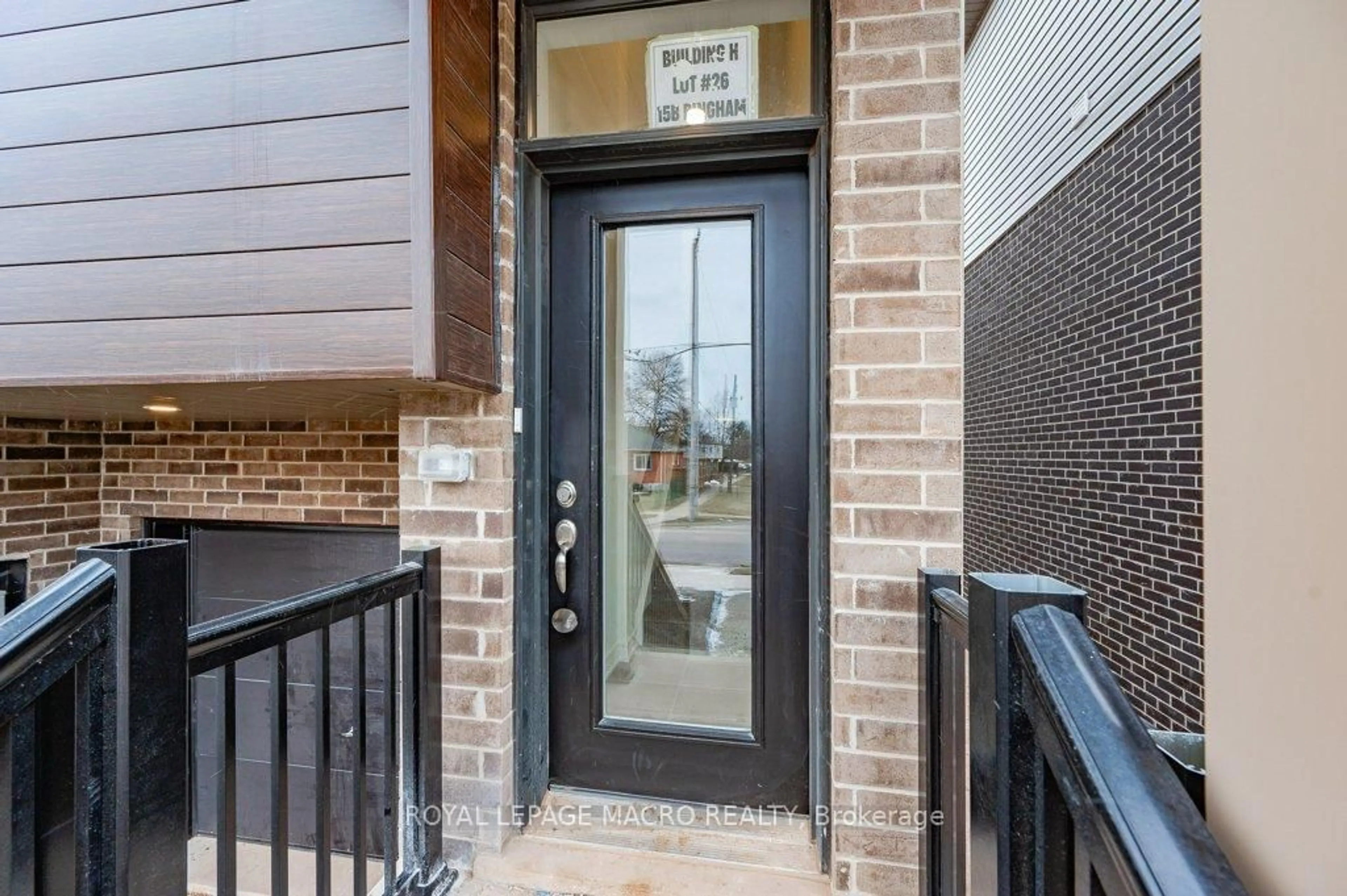 Indoor entryway for 15B Bingham Rd, Hamilton Ontario L8H 0B5