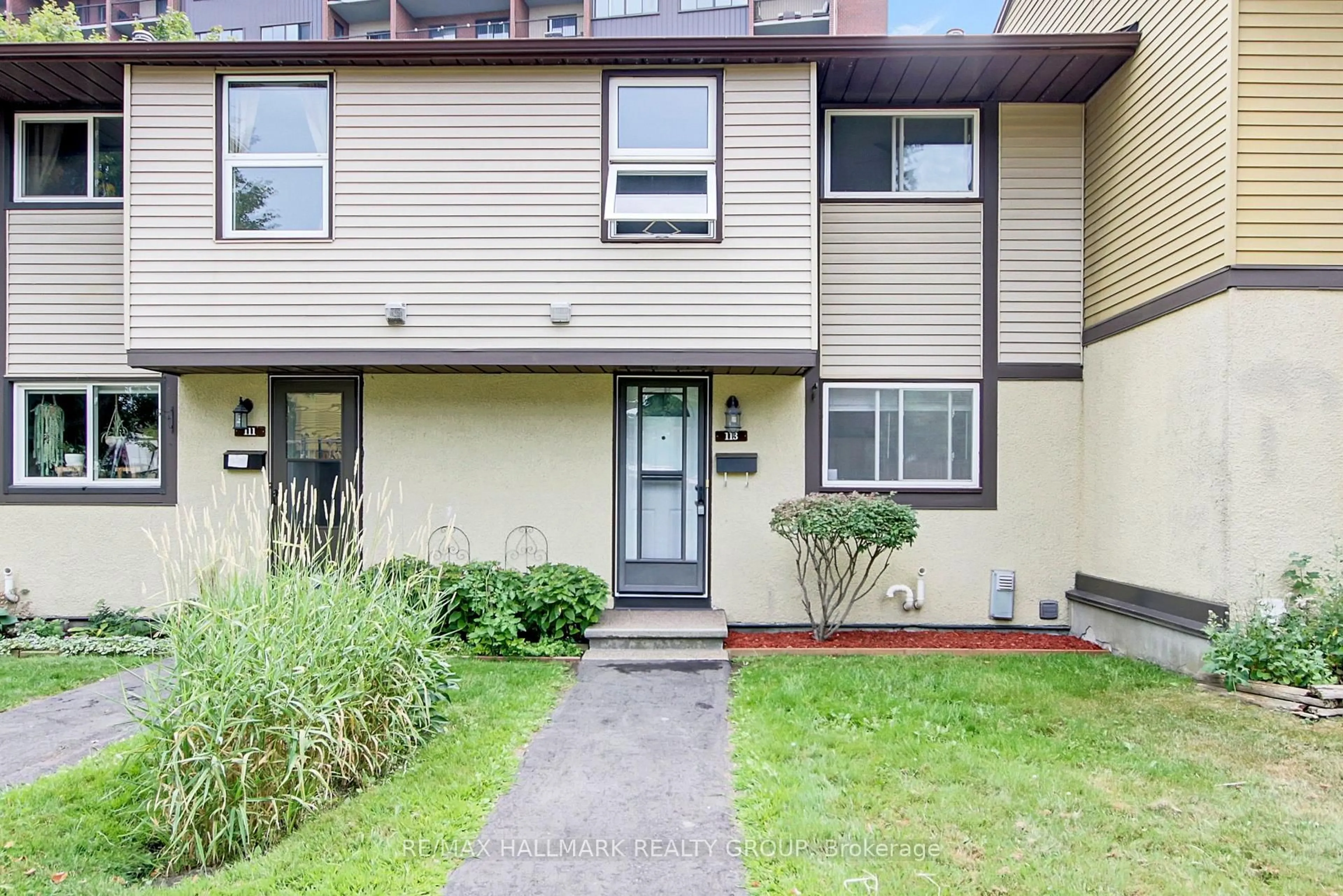 Home with vinyl exterior material, street for 2570 SOUTHVALE Cres #113, Ottawa Ontario K1B 5B6