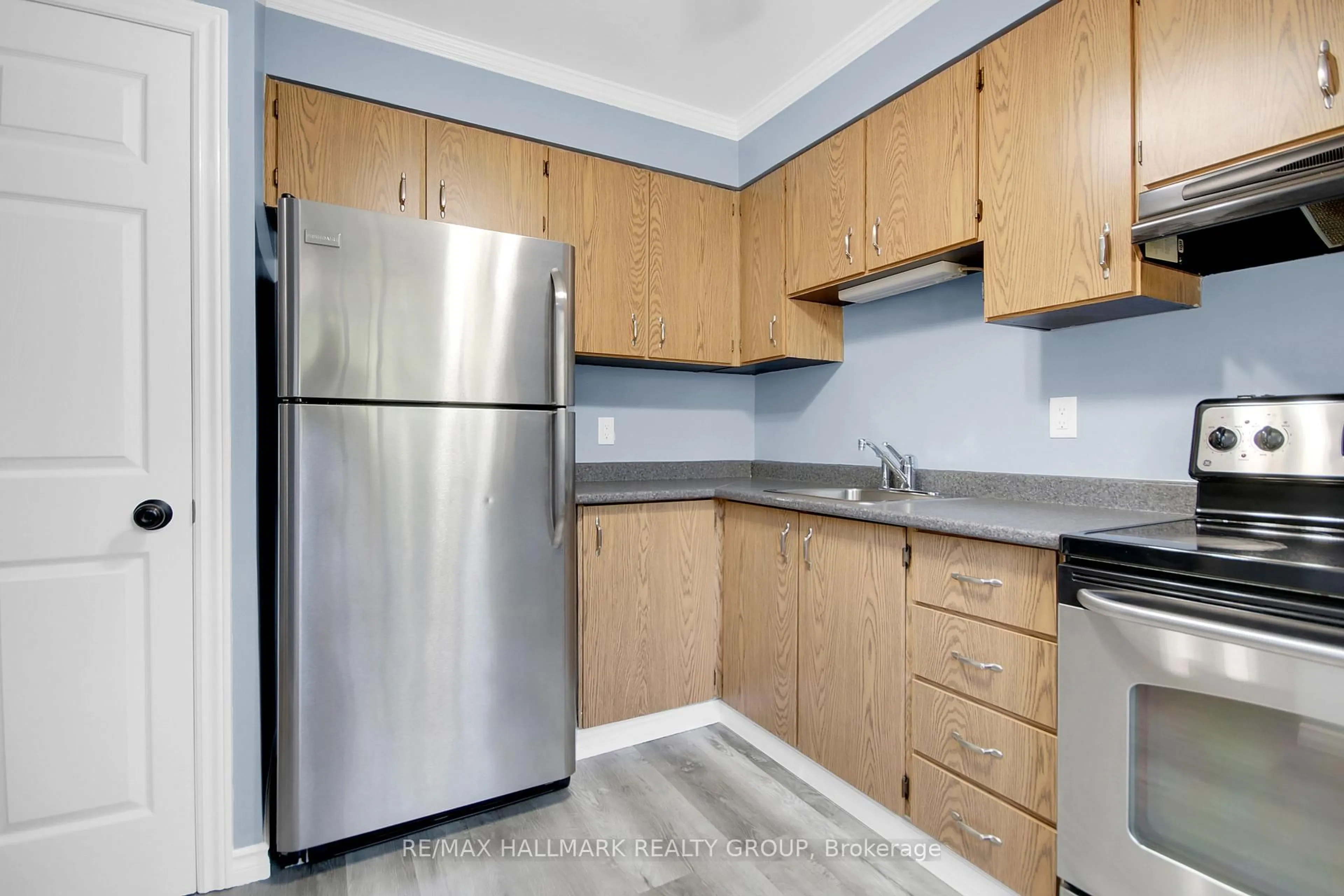 Standard kitchen, wood/laminate floor for 2570 SOUTHVALE Cres #113, Ottawa Ontario K1B 5B6