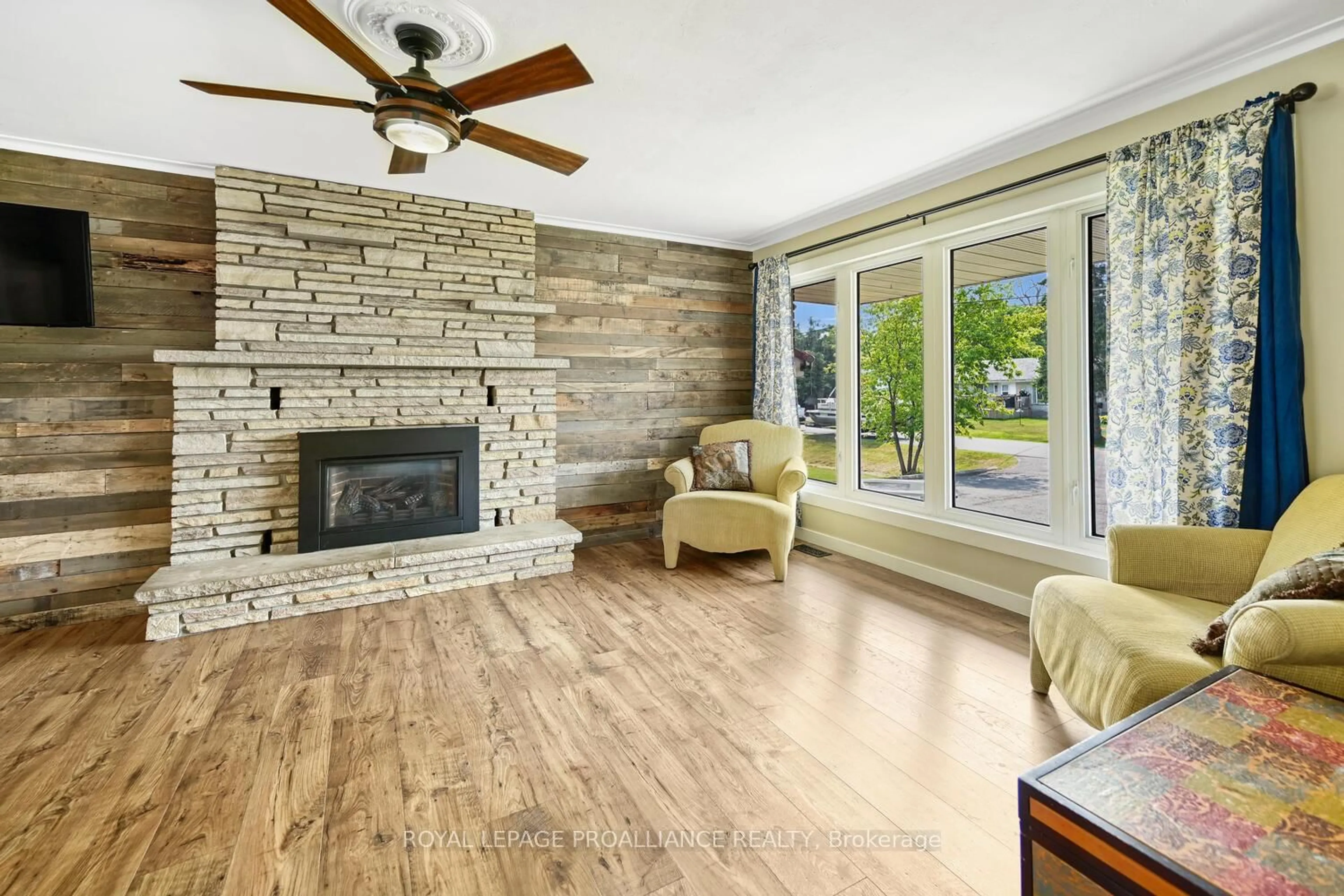 Living room with furniture, wood/laminate floor for 41 Elizabeth St, Edwardsburgh/Cardinal Ontario K0E 1T1