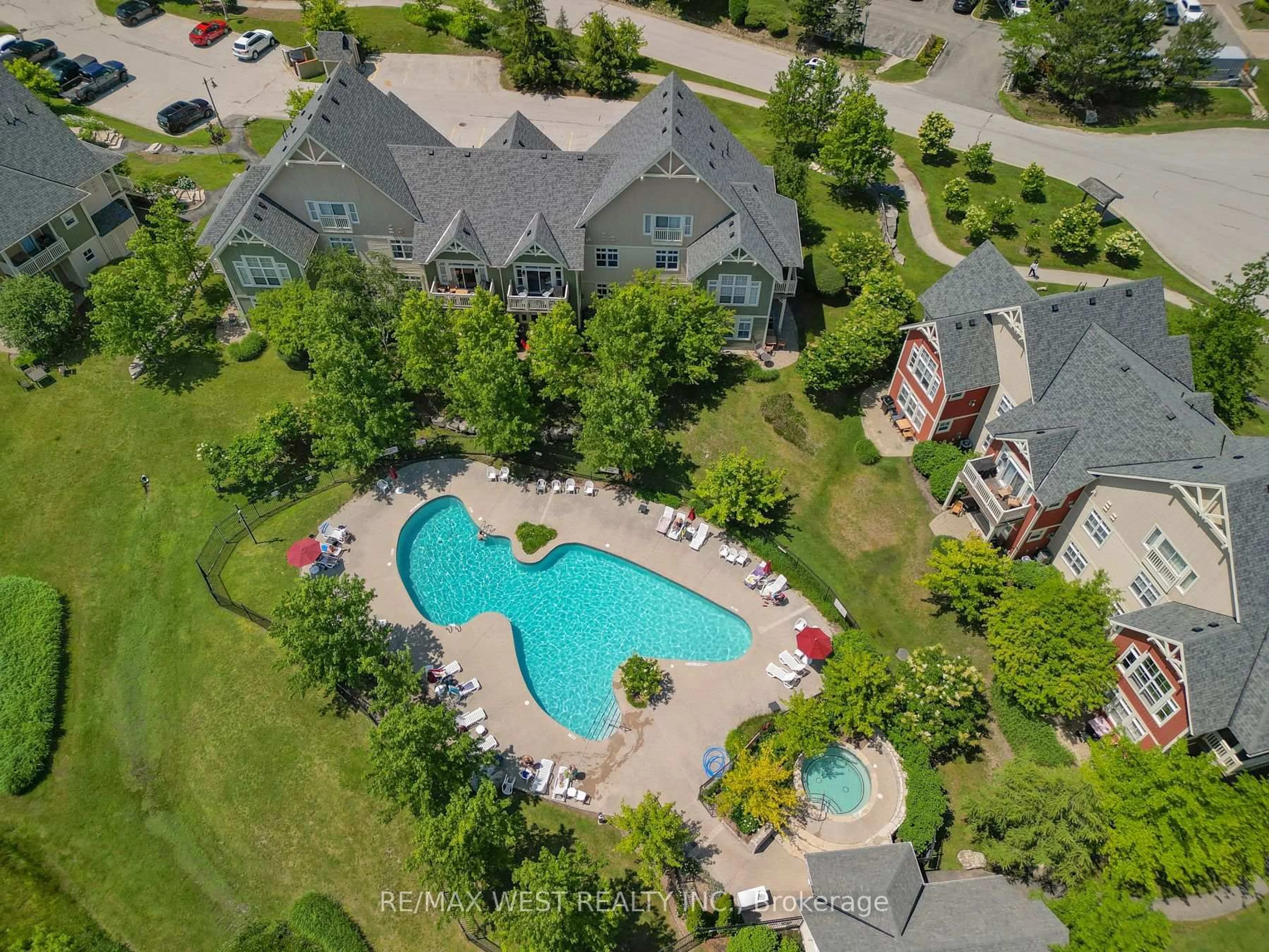 A pic from outside/outdoor area/front of a property/back of a property/a pic from drone, water/lake/river/ocean view for 125 Fairway Crt #117, Blue Mountains Ontario L9Y 0P8