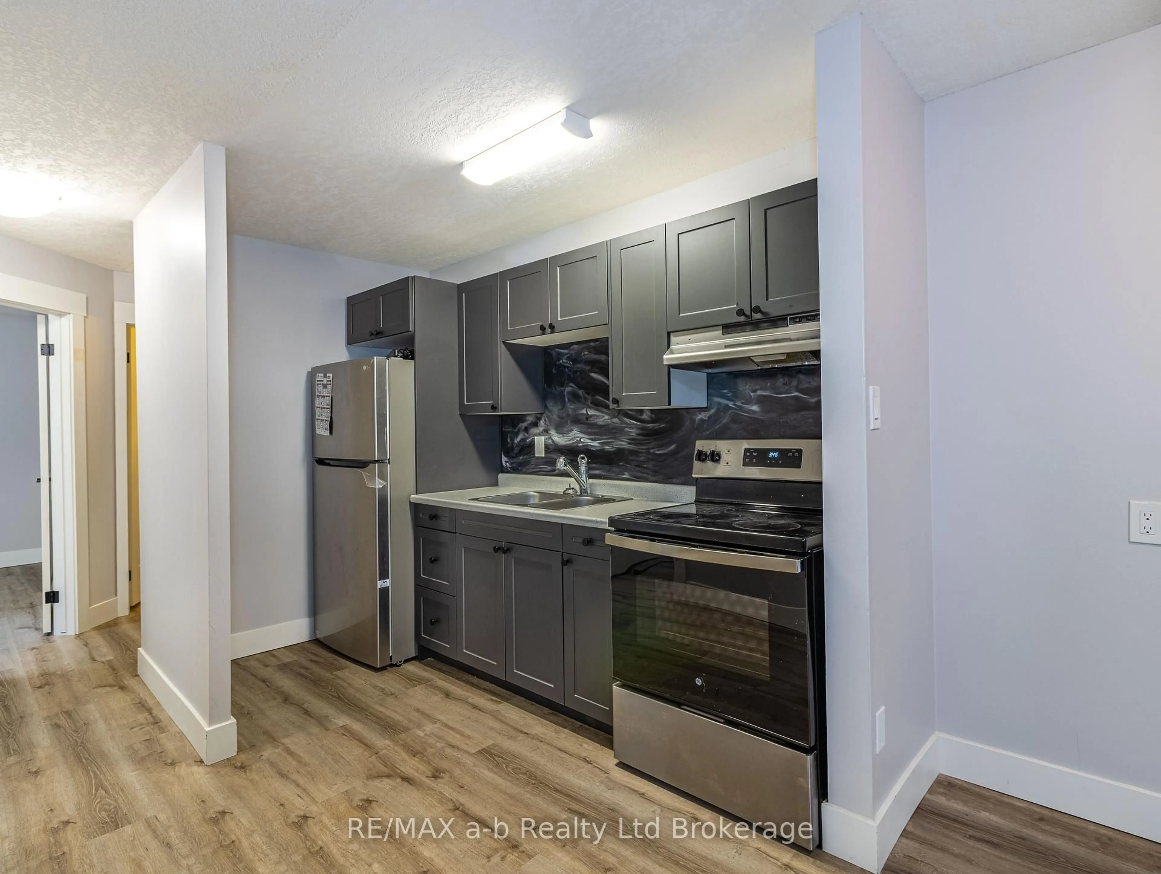 Standard kitchen, unknown for 12 VICTOR St, London South Ontario N6C 1B7