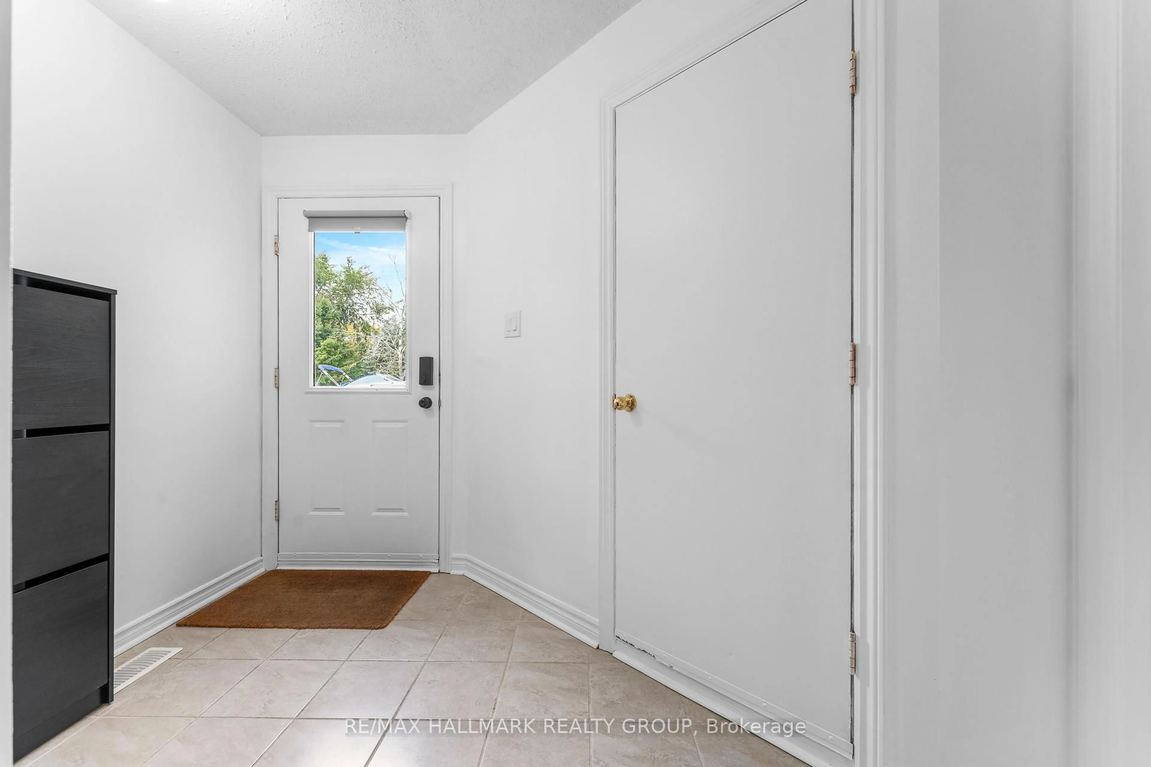 Indoor entryway for 5732 Andrasi Cres #D, Osgoode Ontario K0A 2W0