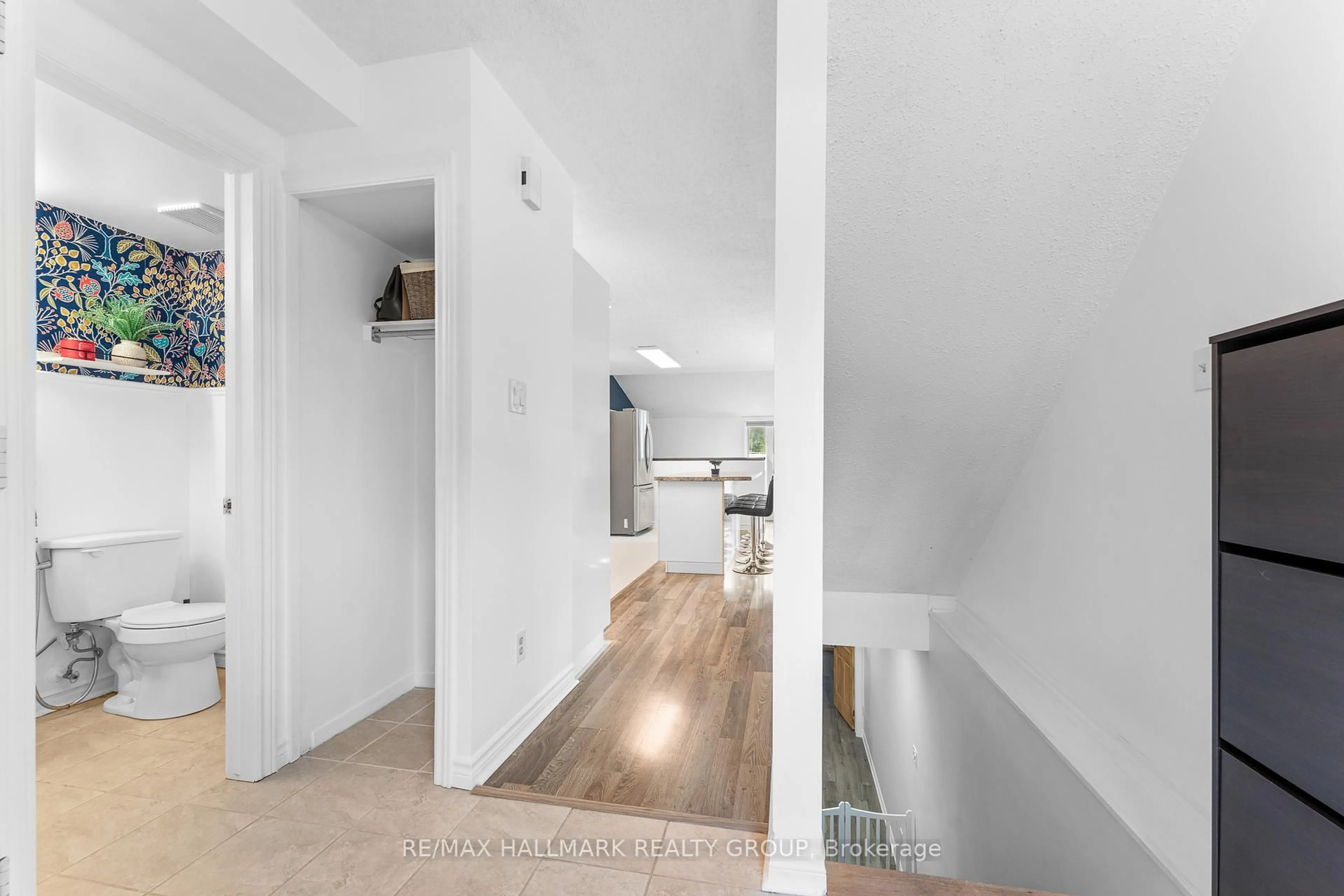 Indoor entryway for 5732 Andrasi Cres #D, Osgoode Ontario K0A 2W0