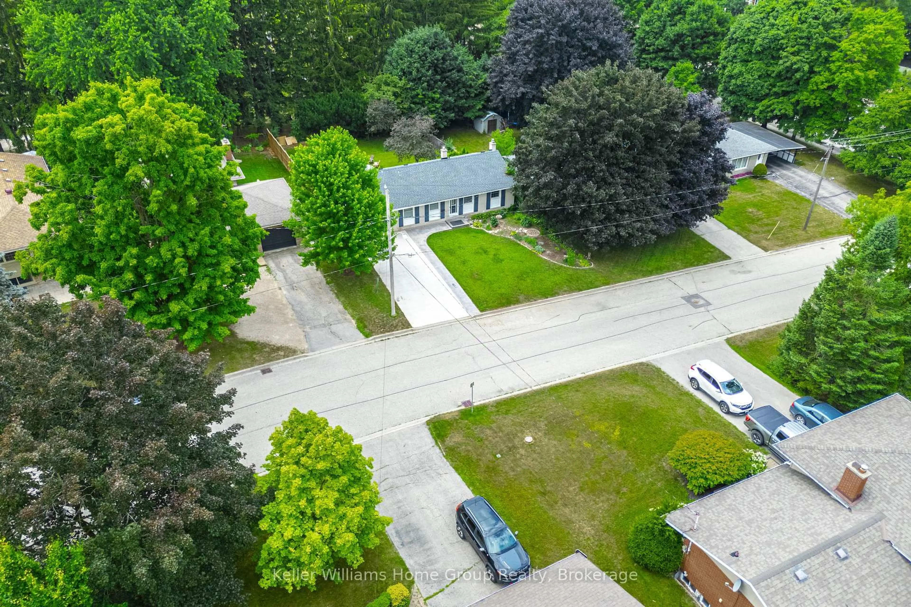A pic from outside/outdoor area/front of a property/back of a property/a pic from drone, street for 425 Elgin St, Centre Wellington Ontario N1M 2C1