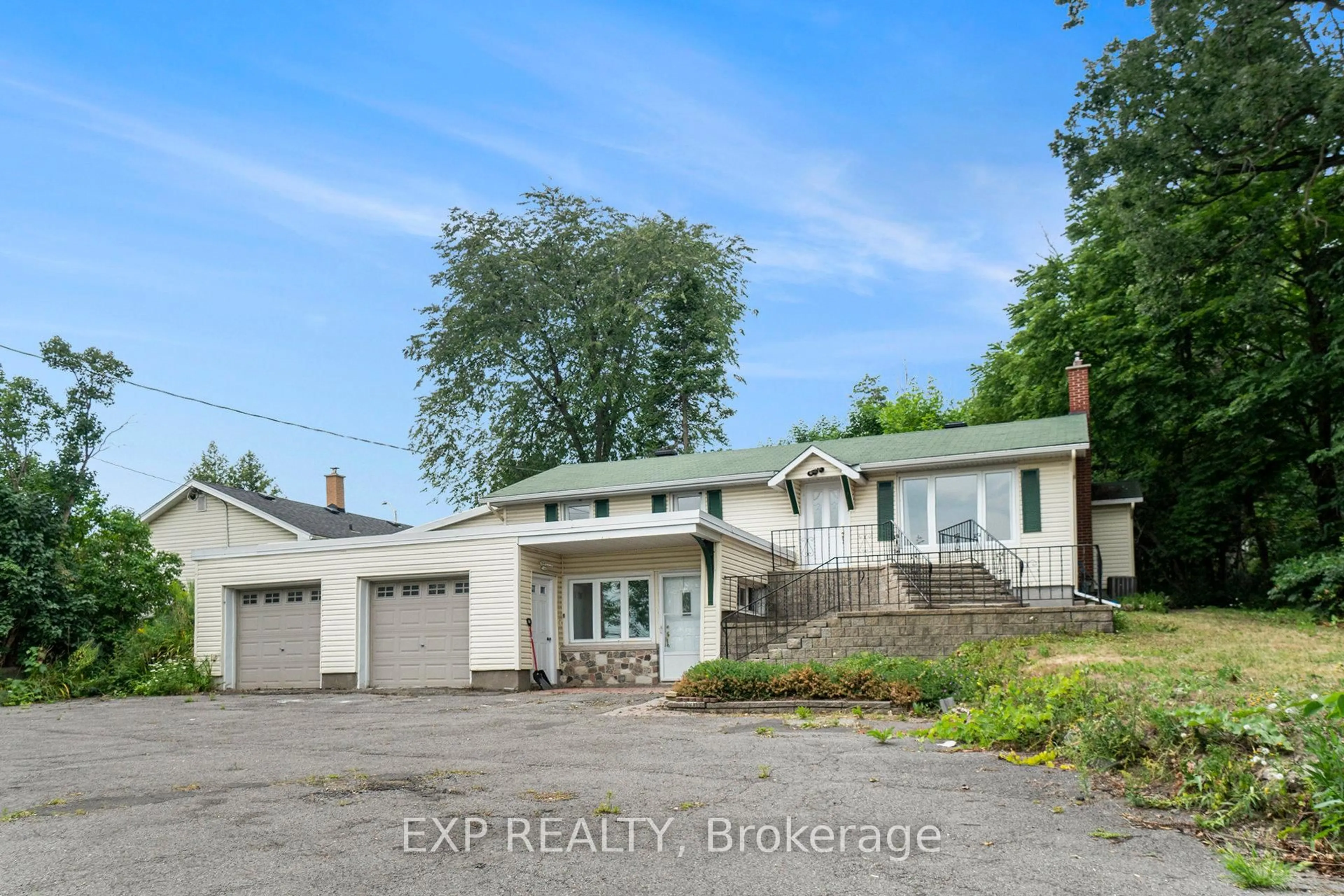 A pic from outside/outdoor area/front of a property/back of a property/a pic from drone, street for 3854 Prince Of Wales Dr, Ottawa Ontario K2C 3H2