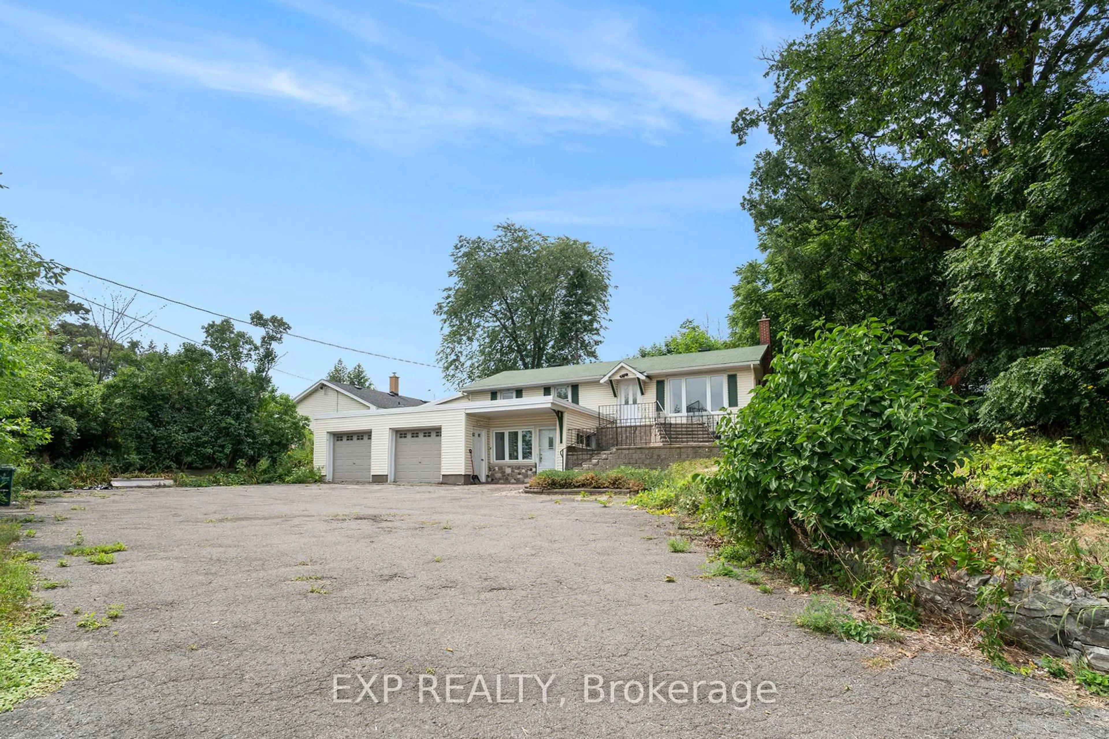 A pic from outside/outdoor area/front of a property/back of a property/a pic from drone, building for 3854 Prince Of Wales Dr, Ottawa Ontario K2C 3H2