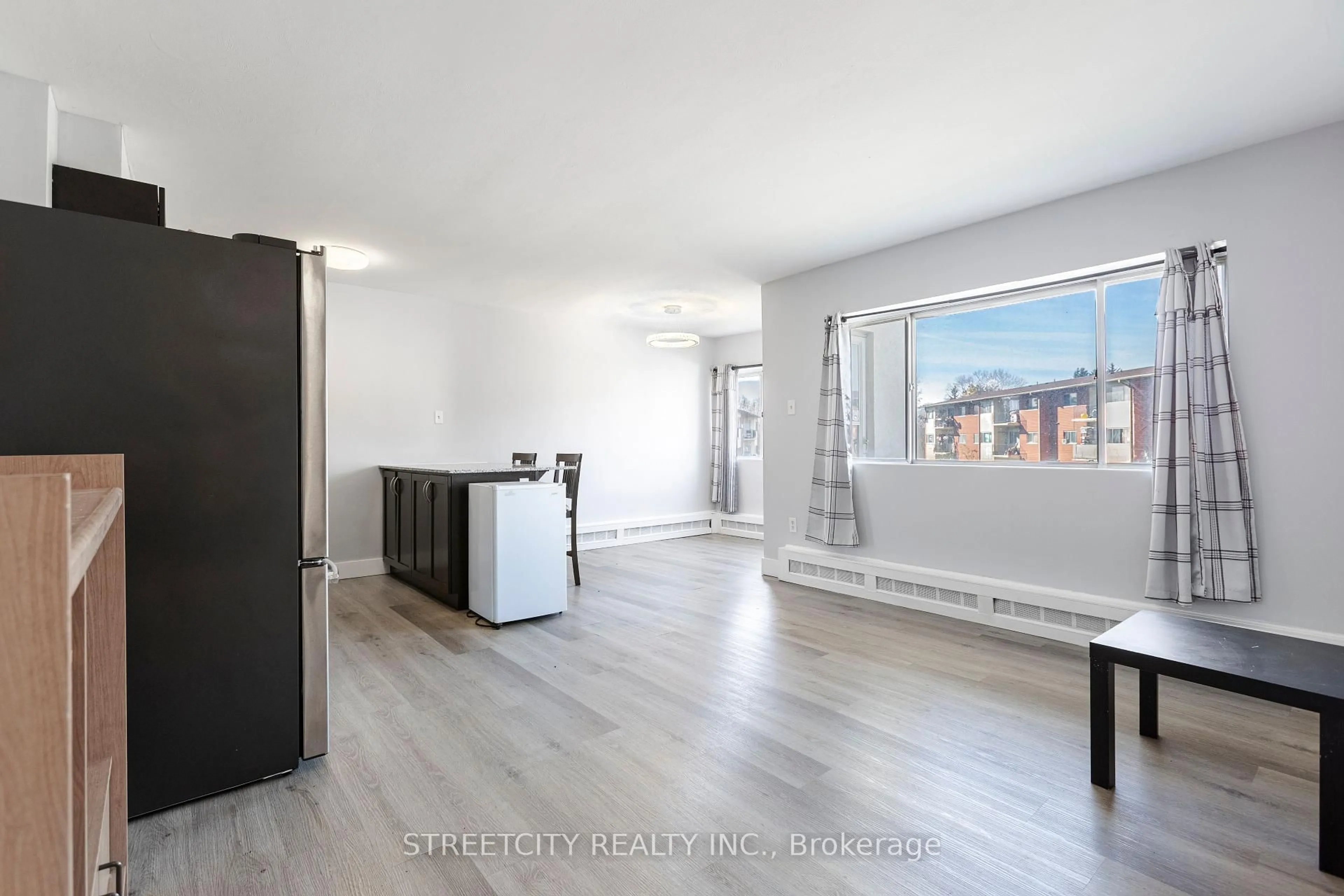A pic of a room for 1172 HAMILTON Rd #210, London East Ontario N5W 1A9