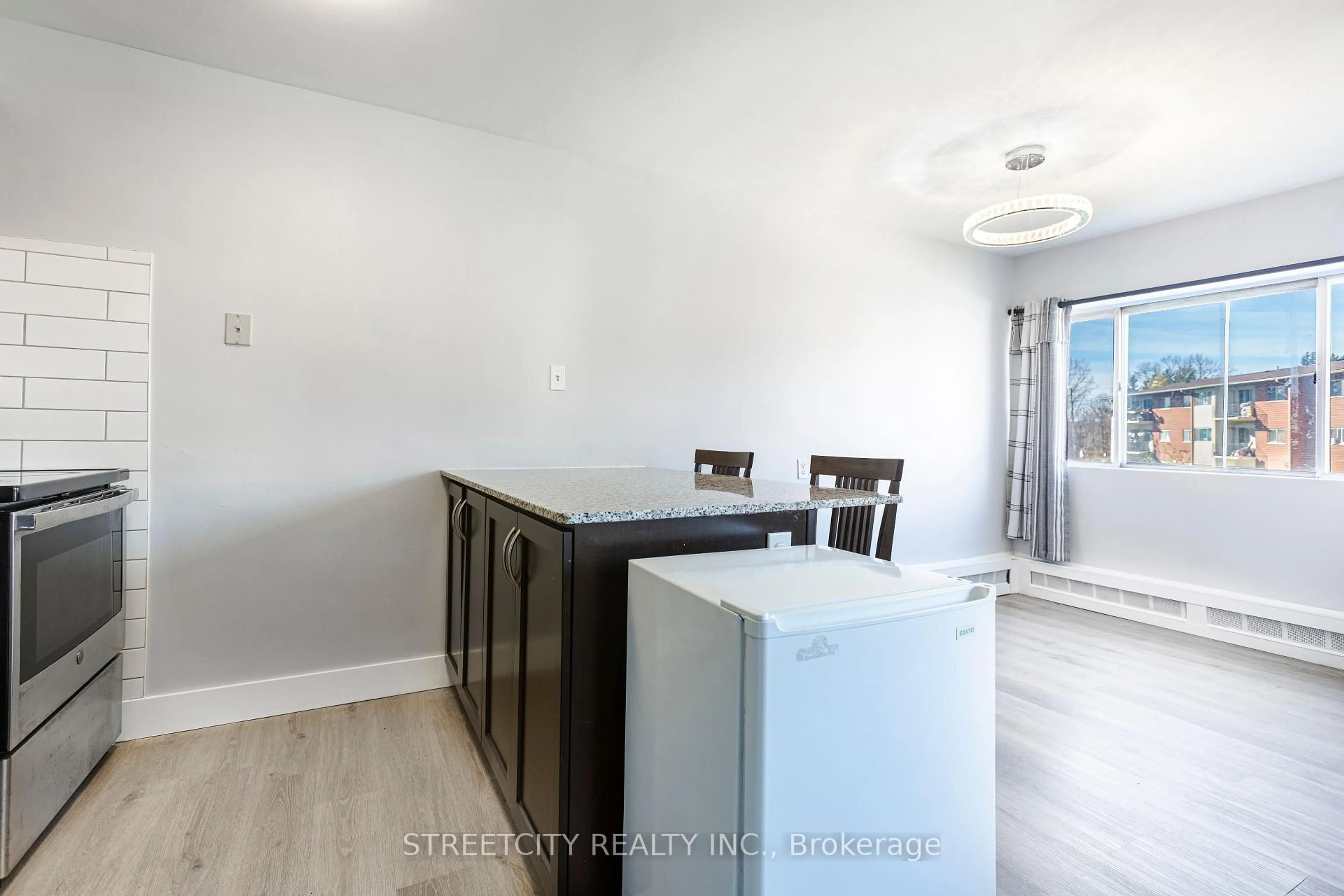 Unknown for 1172 HAMILTON Rd #210, London East Ontario N5W 1A9
