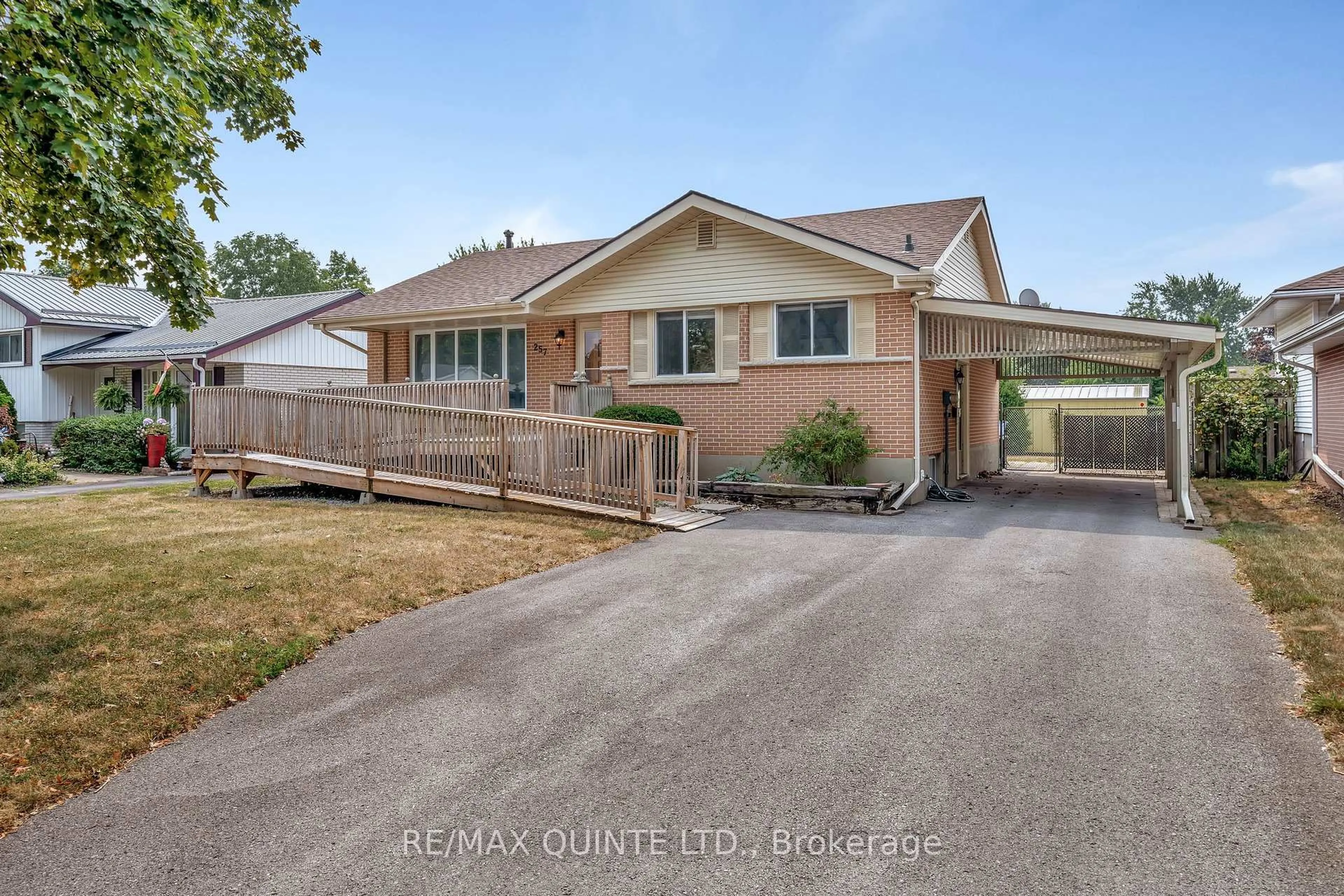 A pic from outside/outdoor area/front of a property/back of a property/a pic from drone, street for 257 College St, Belleville Ontario K8P 2H7