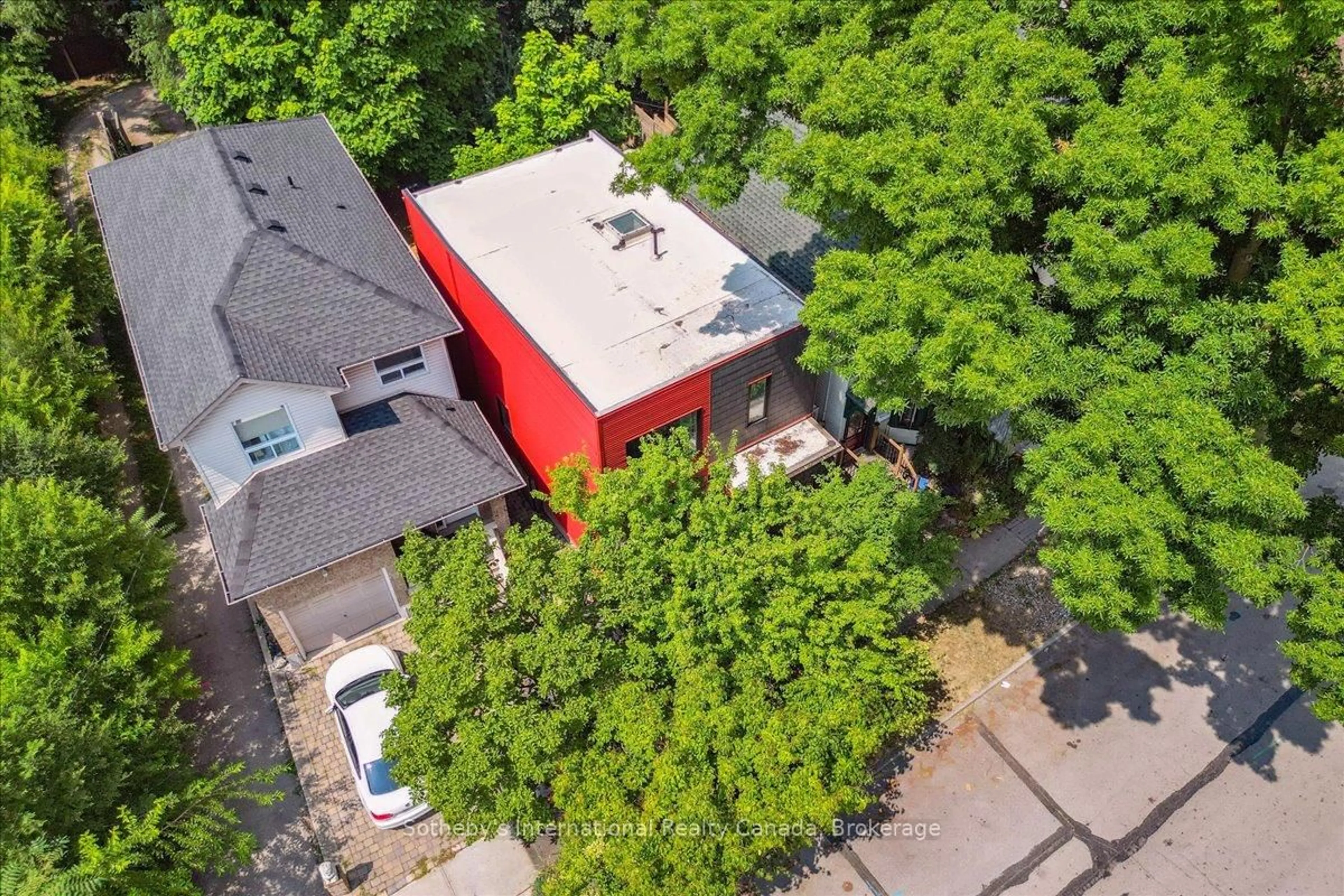 A pic from outside/outdoor area/front of a property/back of a property/a pic from drone, street for 62 Margaret St, Hamilton Ontario L8P 4C8
