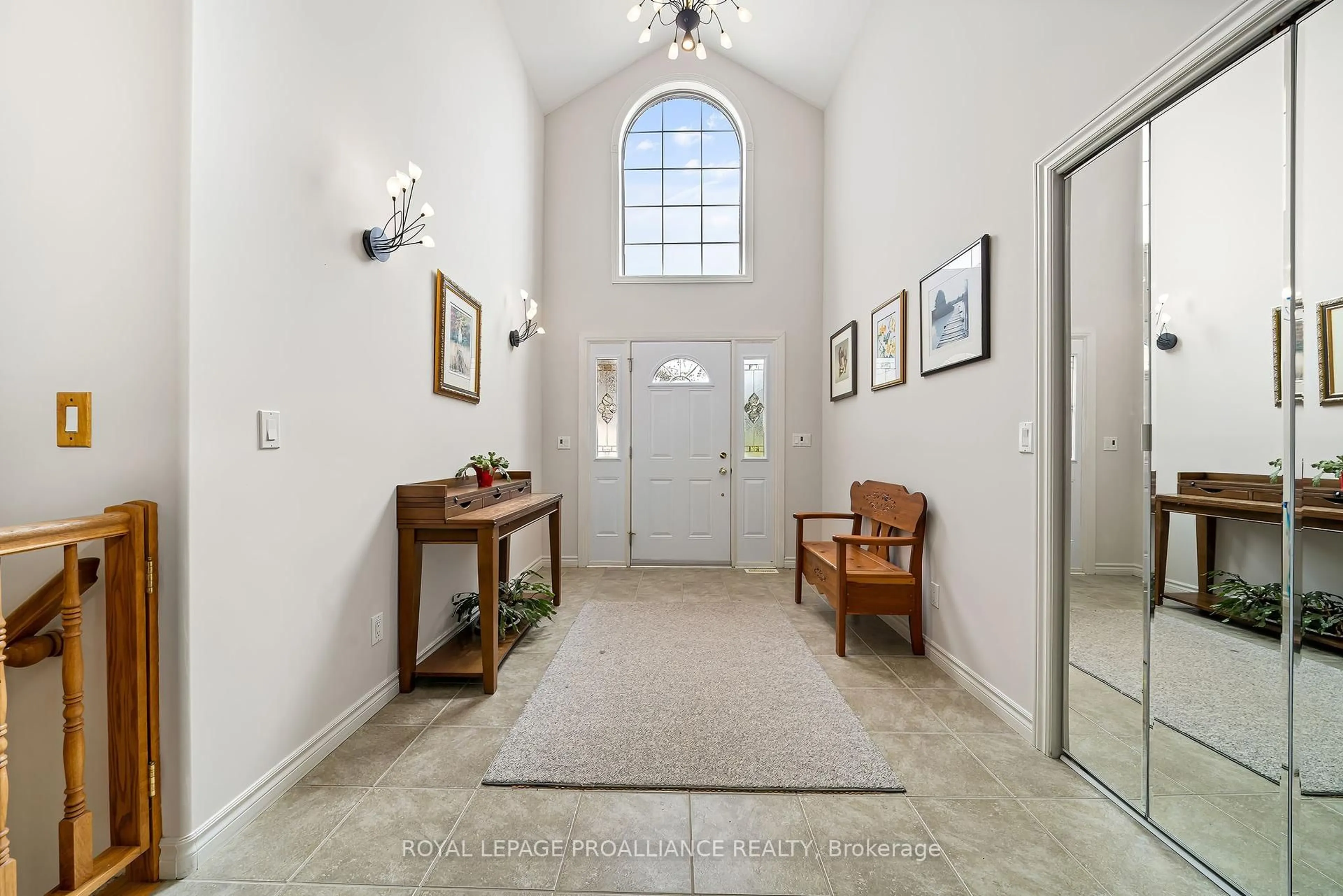 Indoor foyer for 82 HEARTWOOD Dr, Belleville Ontario K8P 5M5