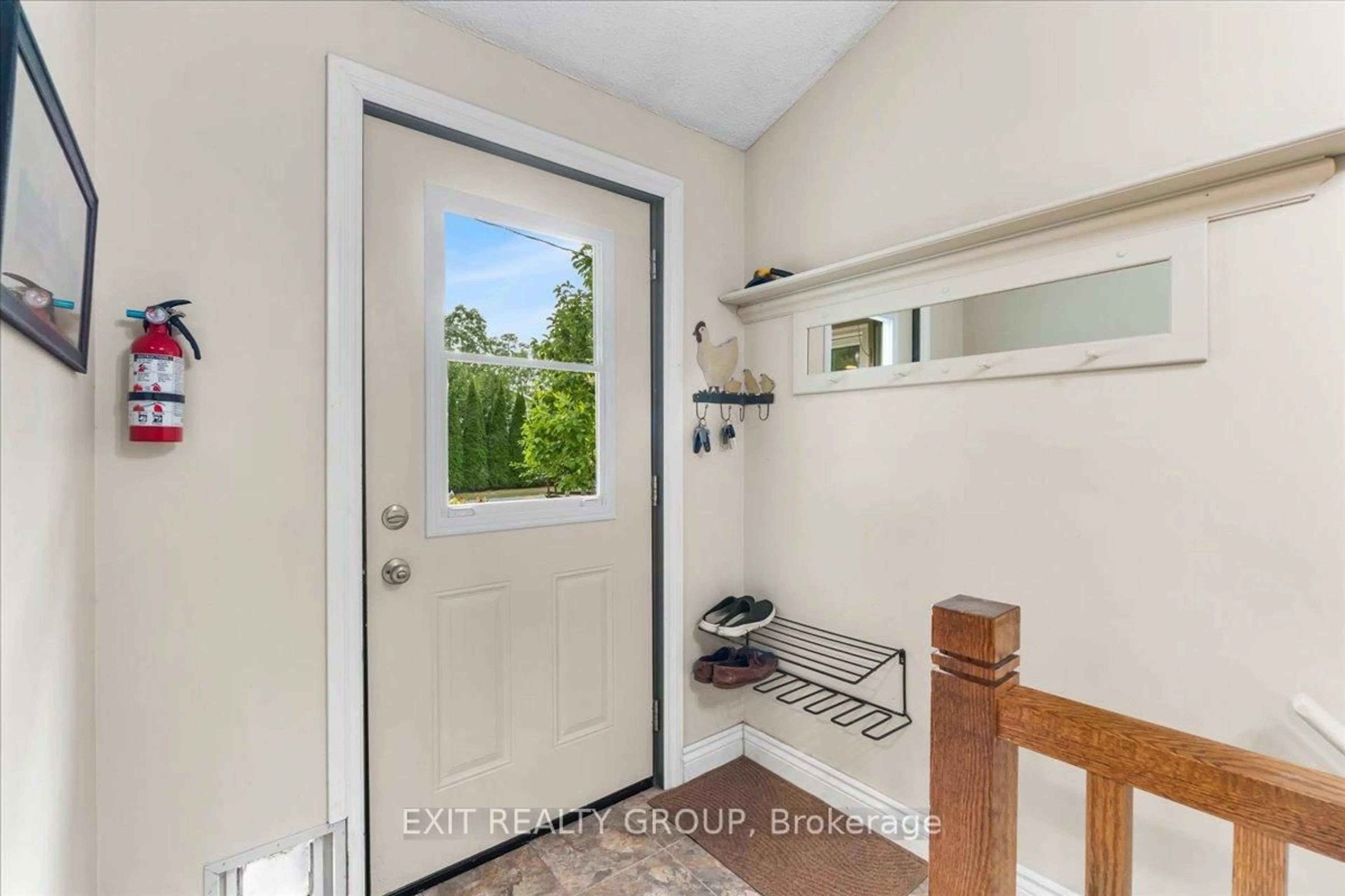Indoor entryway for 200 A Boundary Rd, Belleville Ontario K0K 2Y0