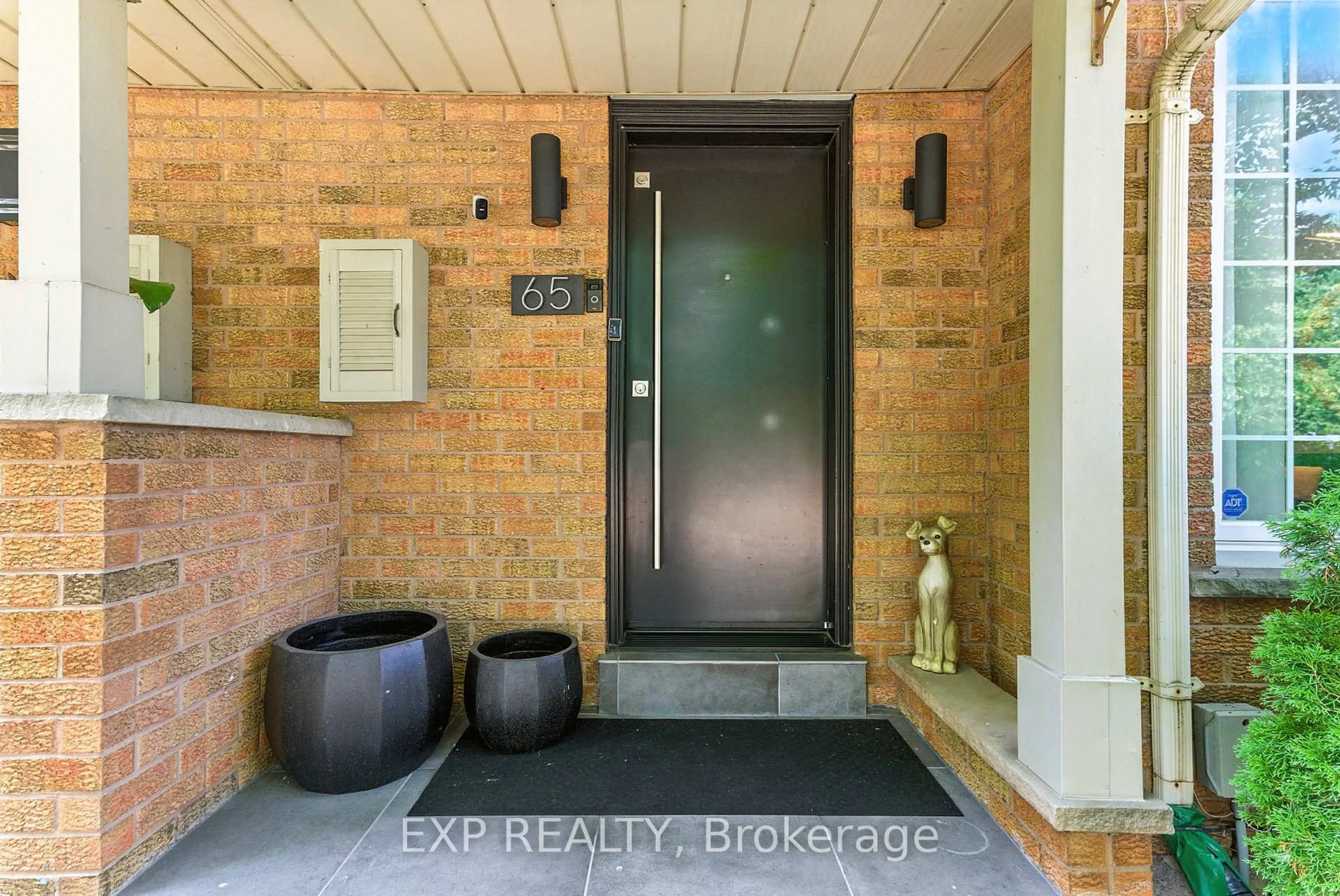 Indoor entryway for 65 Sunvale Pl, Hamilton Ontario L8E 4Z6