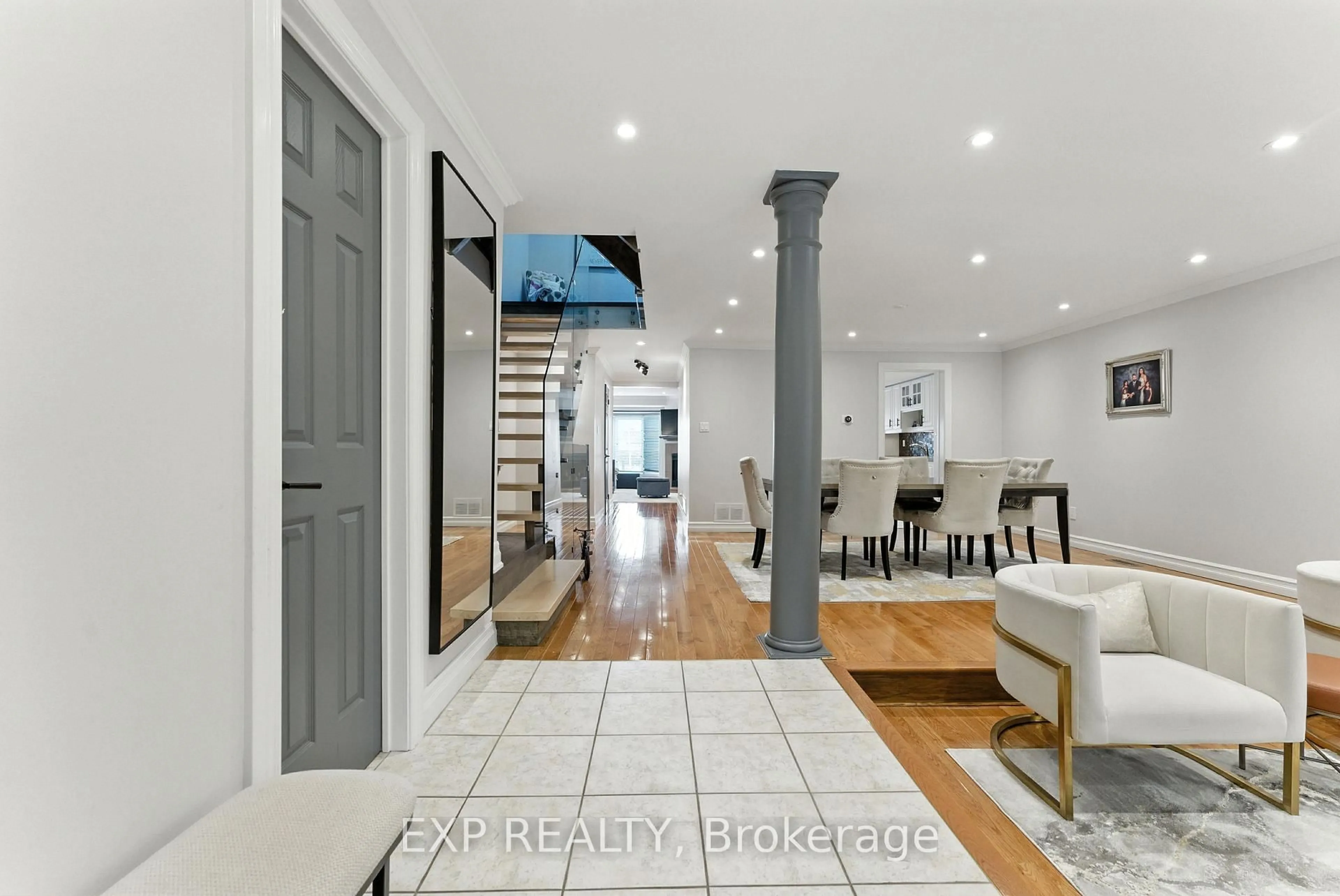 Indoor entryway for 65 Sunvale Pl, Hamilton Ontario L8E 4Z6